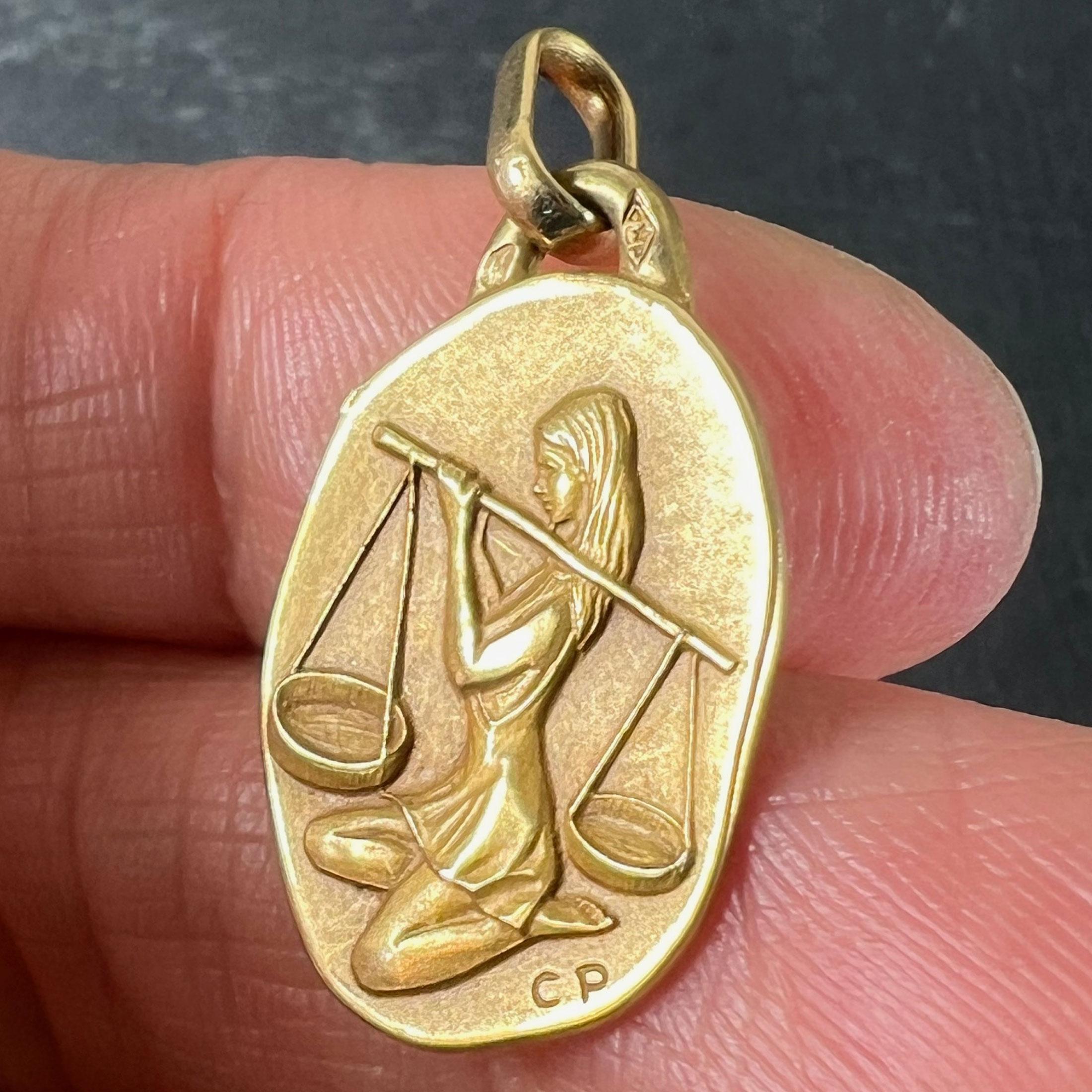 Colgante vintage francés Perroud Zodíaco Libra Medalla de Oro Amarillo de 18 quilates en venta 2