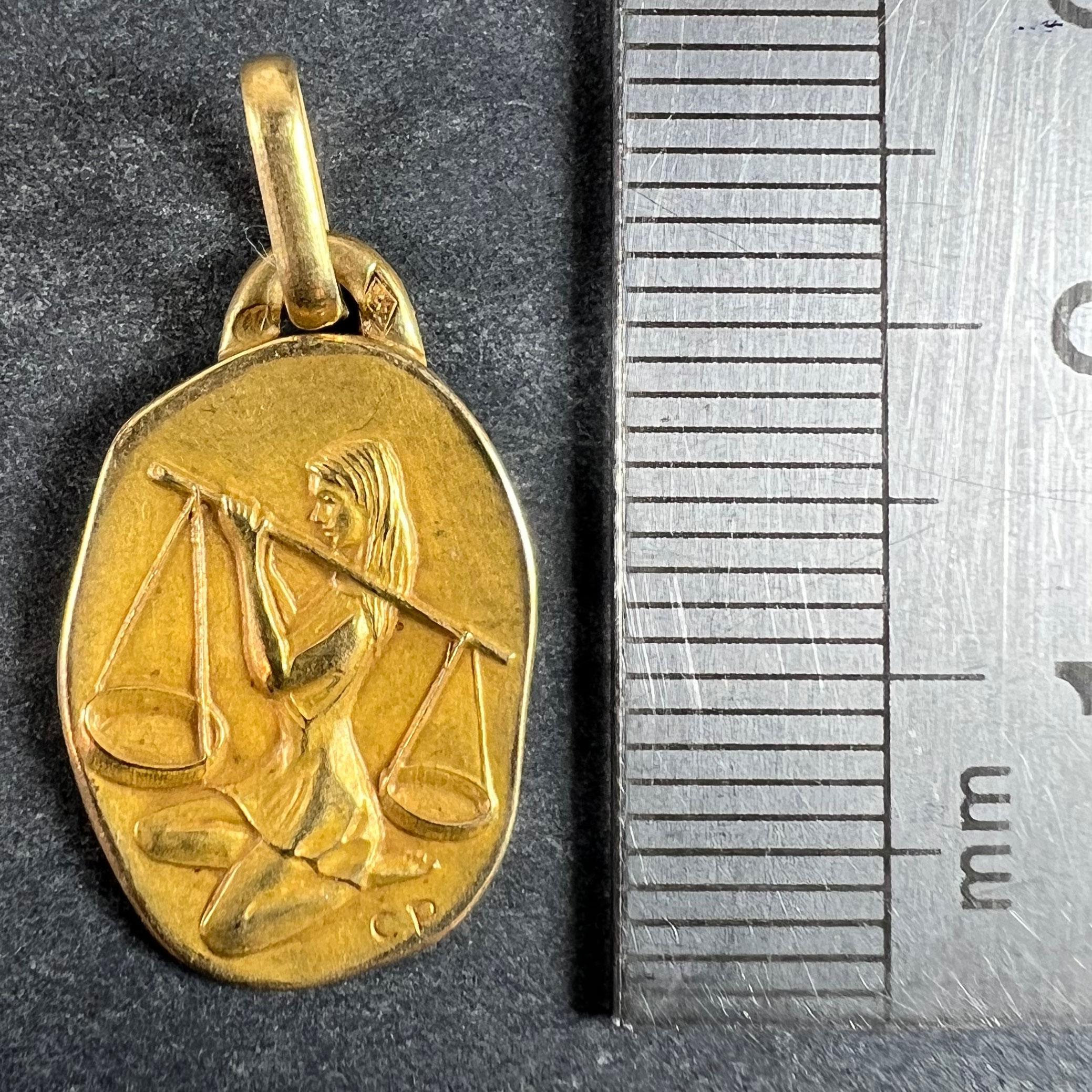 Colgante vintage francés Perroud Zodíaco Libra Medalla de Oro Amarillo de 18 quilates en venta 5