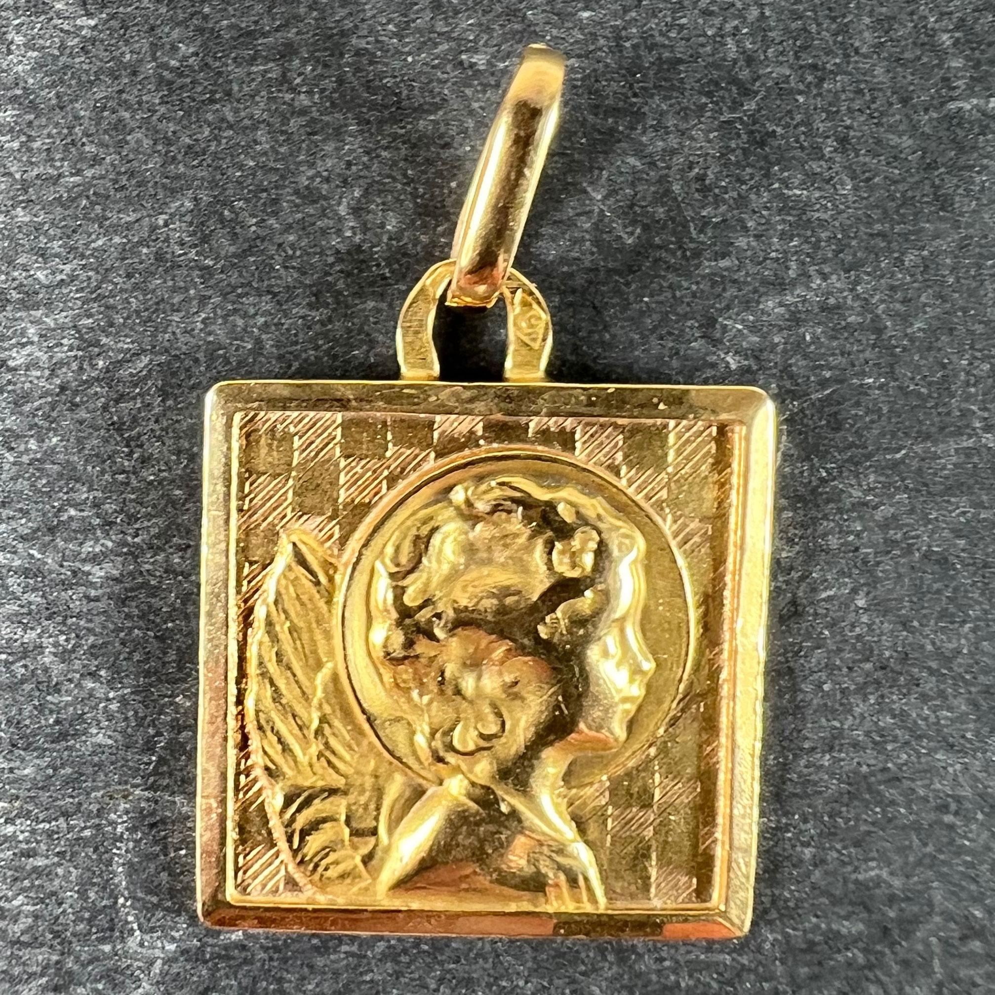 Ciondolo d'epoca in oro giallo 18 carati (18K) di Raphael French, disegnato come una medaglia quadrata raffigurante un cherubino di Raphael. Timbrato con il marchio dell'aquila per l'oro a 18 carati e con il marchio di manifattura francese di