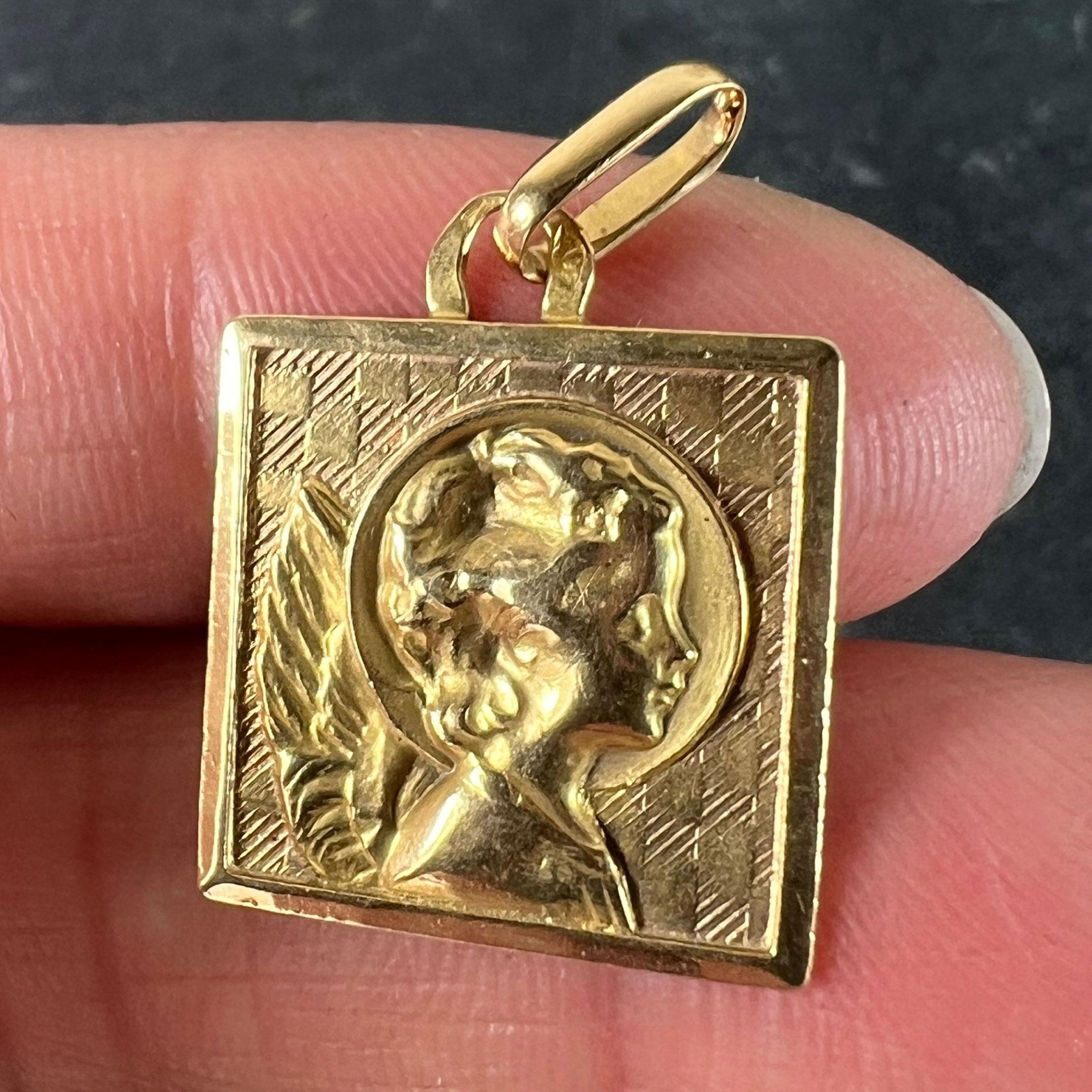 Vintage French Raphael Cherubino in oro giallo 18K Ciondolo Medaglia Quadrata in vendita 1