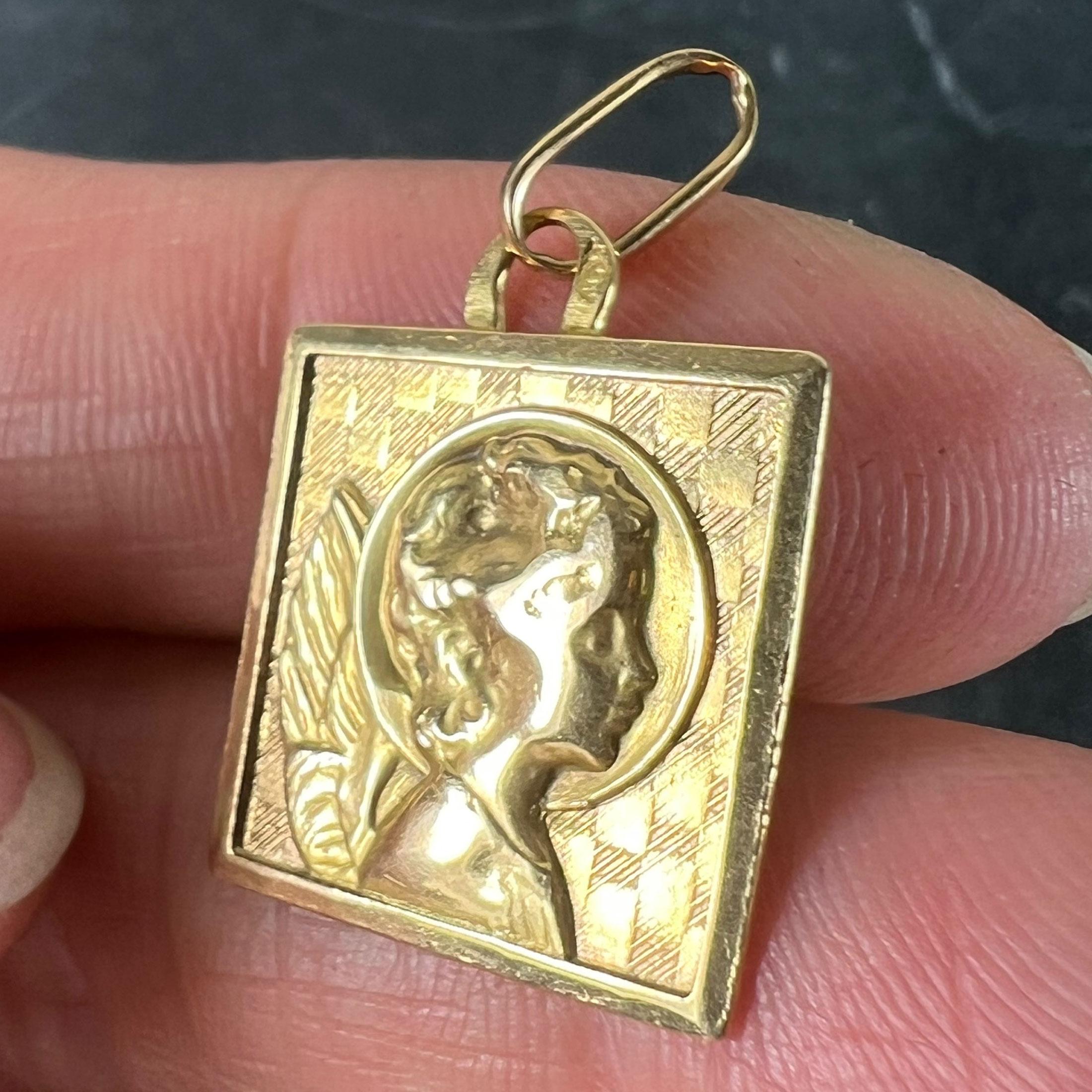 Vintage French Raphael Cherubino in oro giallo 18K Ciondolo Medaglia Quadrata in vendita 2
