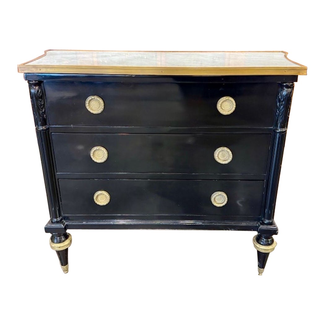 Cassapanca francese d
epoca con piano nero, piano in marmo e dettagli in ottone