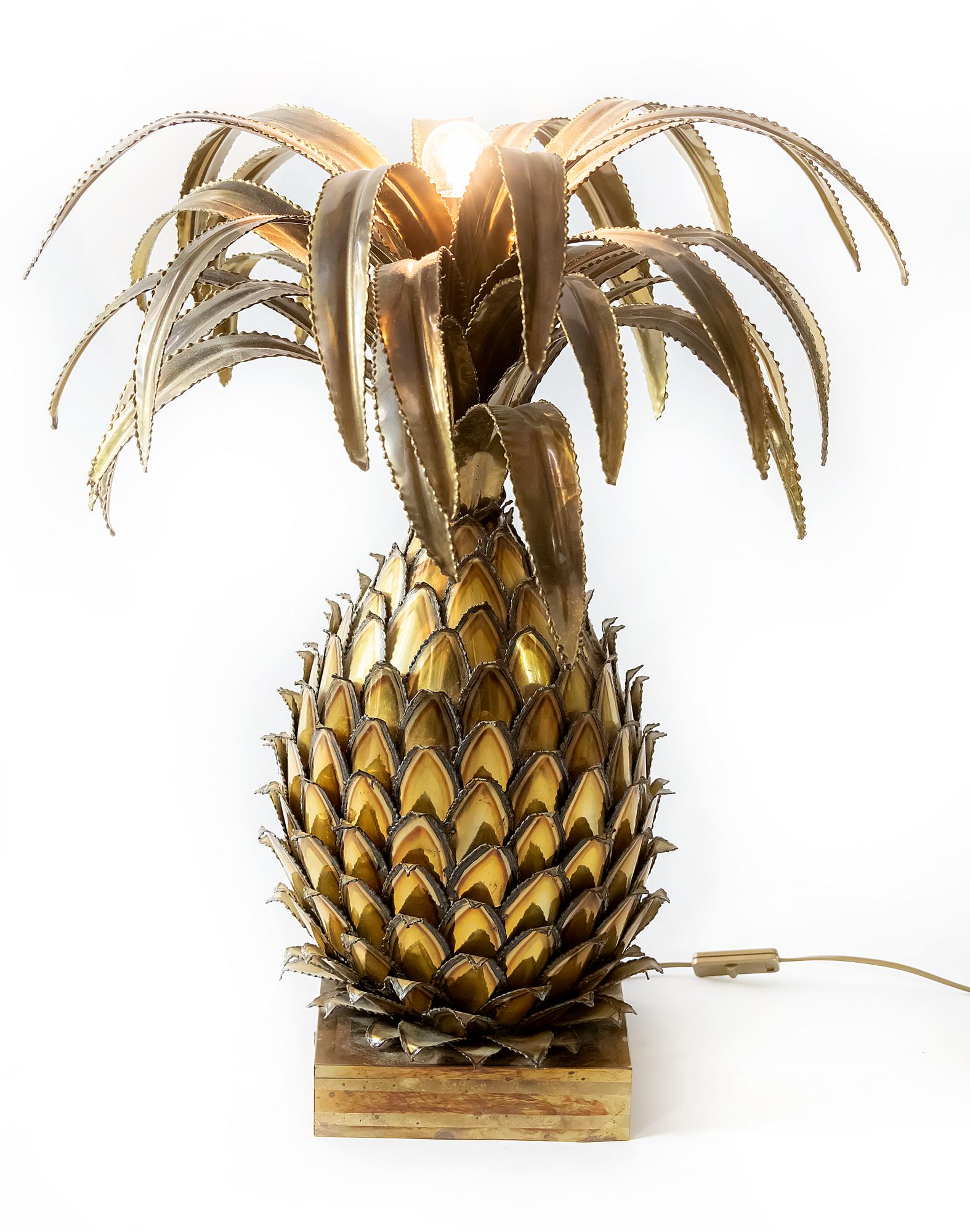 Vieille lampe de table française en laiton décorée comme un ananas par Maison Jansen. 
La lampe comprend une ampoule E27