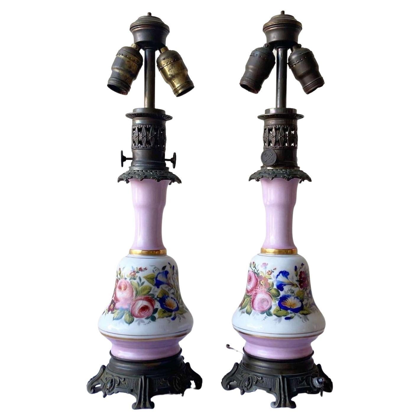 Französische Vintage-Tischlampen aus rosa und weißem Porzellan und Messing – ein Paar