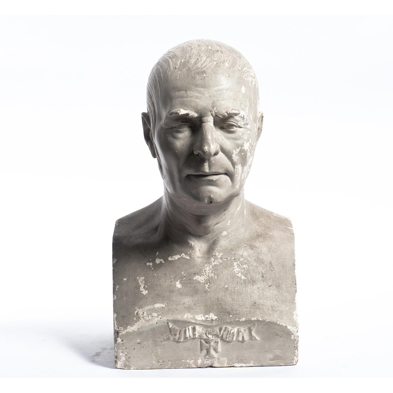 Busto in gesso francese d'epoca di un gentiluomo, 1880 circa. Il busto presenta un nastro e una croce in rilievo sul davanti.

