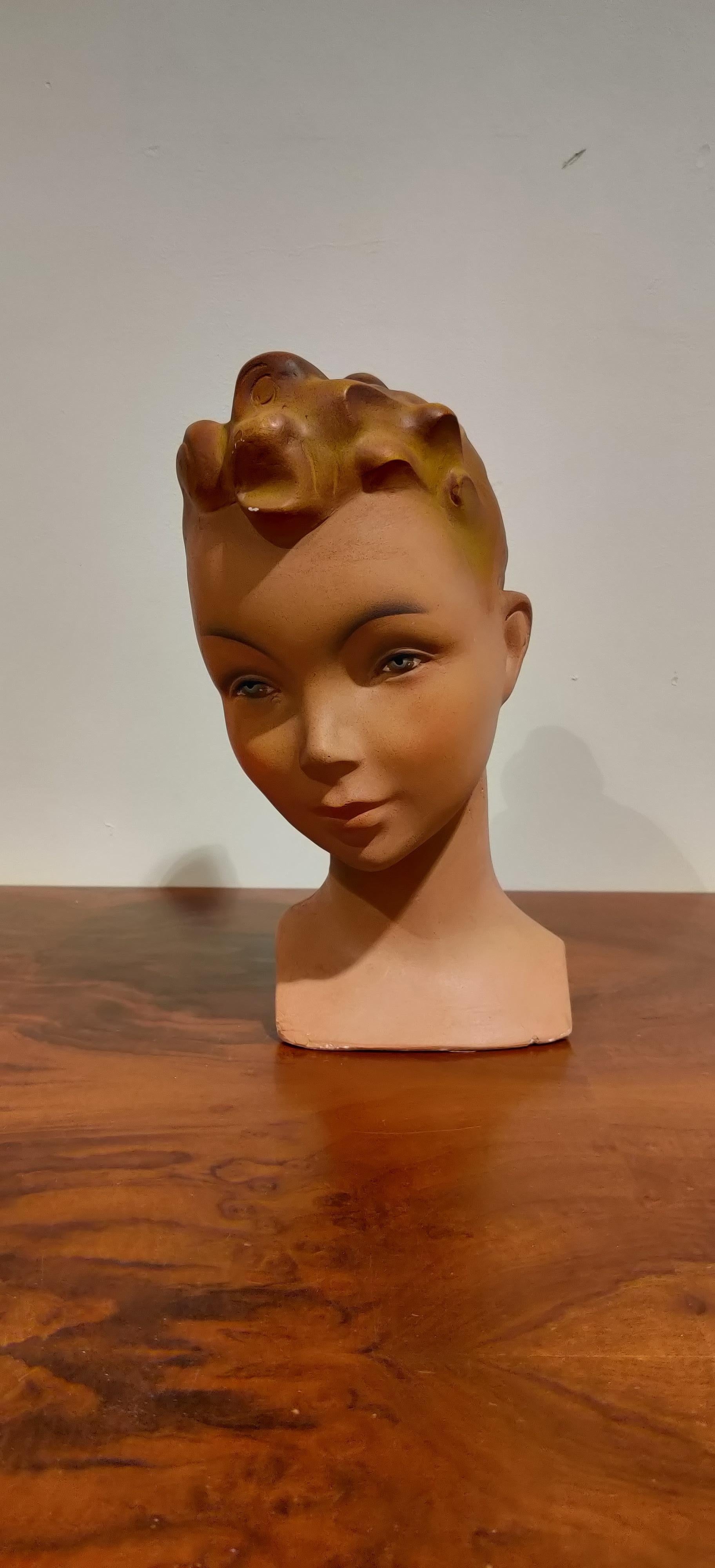 Beautiful female mannequin head made from plaster. 

It has some minor user traces.

Beautiful Art Deco hair style.

Comes from a lot acquired from a clothes shop that stopped activities.

Great decorative item to display glasses,