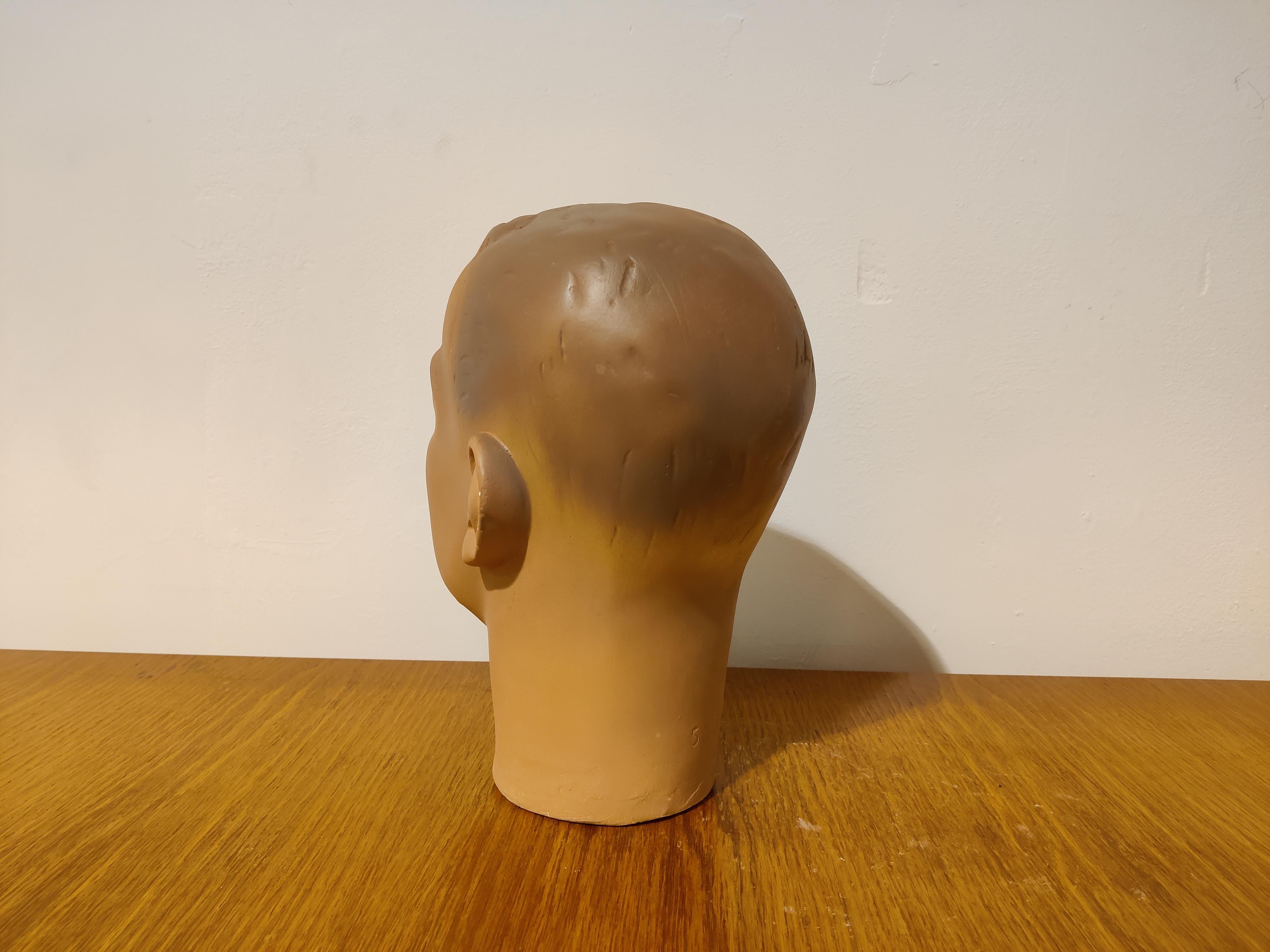 Beautiful child mannequin head made from plaster.

It has some minor user traces.

Comes from a lot acquired from a clothes shop that stopped activities.

Great decorative item to display glasses, hats,

France, 1960s

Measures: Height