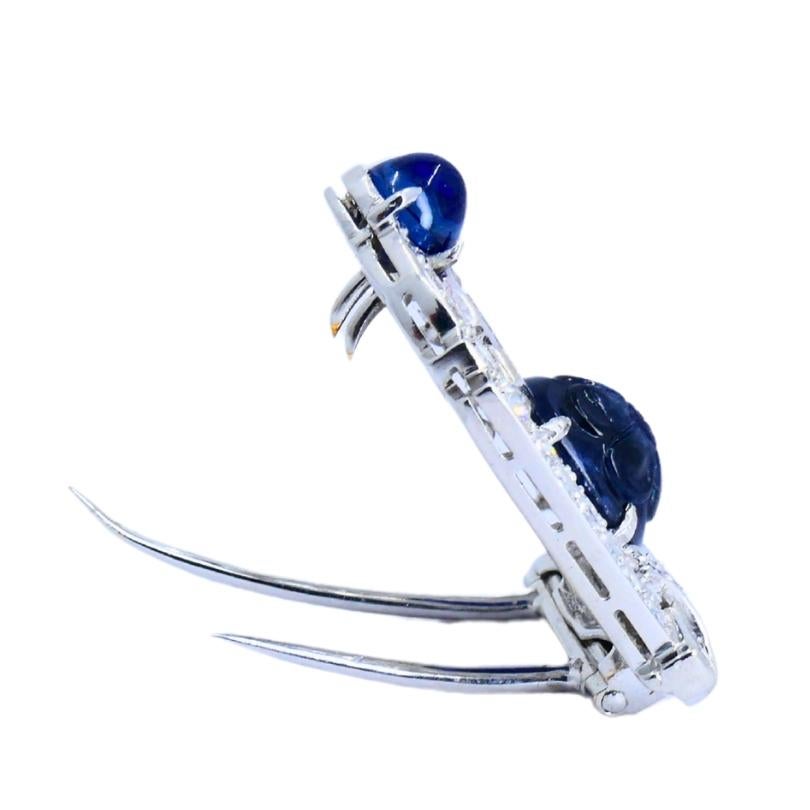 Vintage French Platinum Diamond Clips Carved Sapphire Estate Jewelry im Zustand „Gut“ im Angebot in Beverly Hills, CA