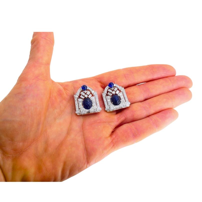 Vintage French Platinum Diamond Clips Carved Sapphire Estate Jewelry für Damen oder Herren im Angebot