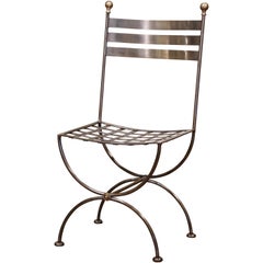 Vieille chaise à échelle curule française en fer poli et laiton