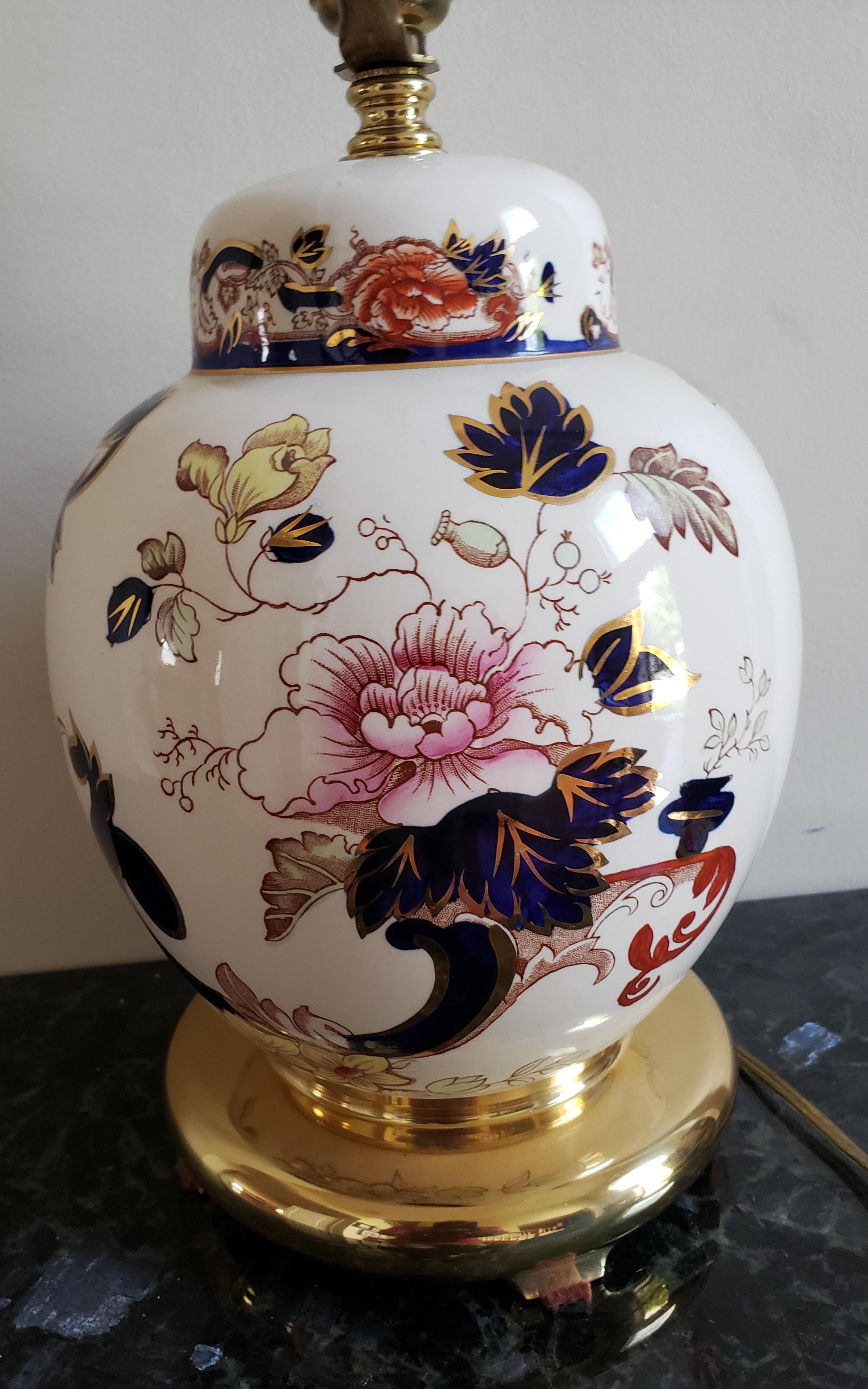 Moderne Lampe de table vintage en porcelaine et laiton à jarre florale en vente