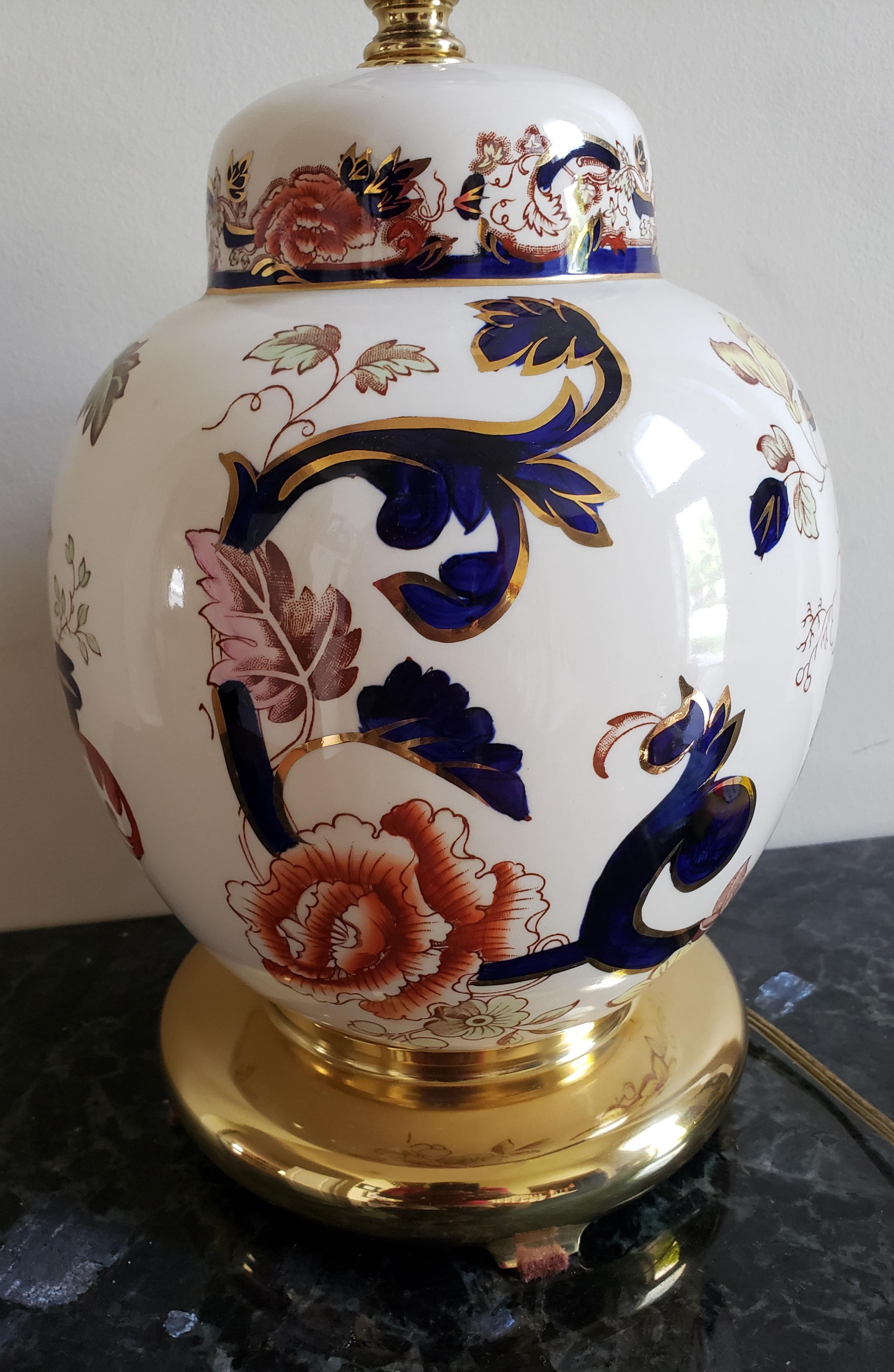 Américain Lampe de table vintage en porcelaine et laiton à jarre florale en vente
