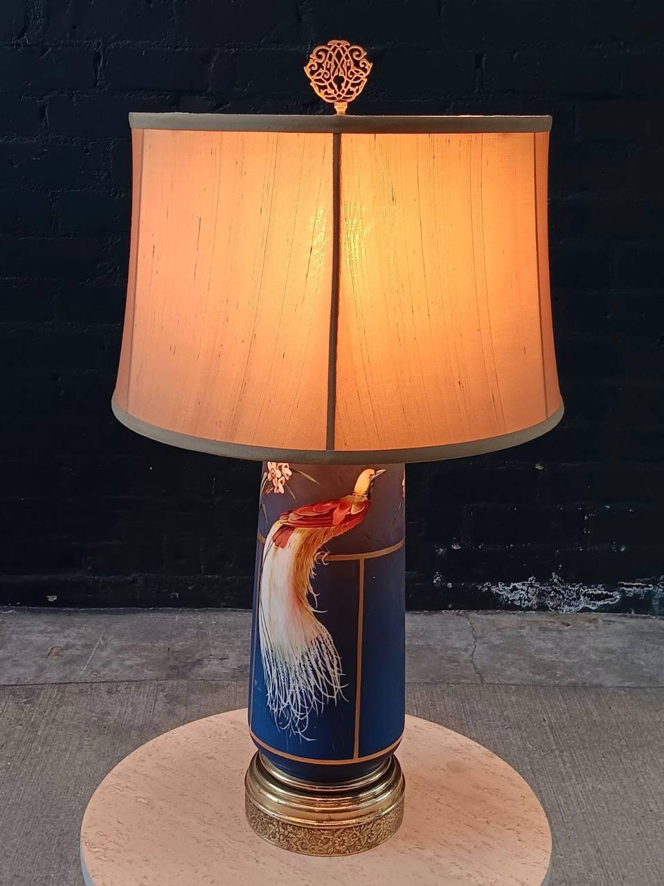 Regency Lampe de bureau française vintage en porcelaine et laiton avec motif d'oiseau en vente