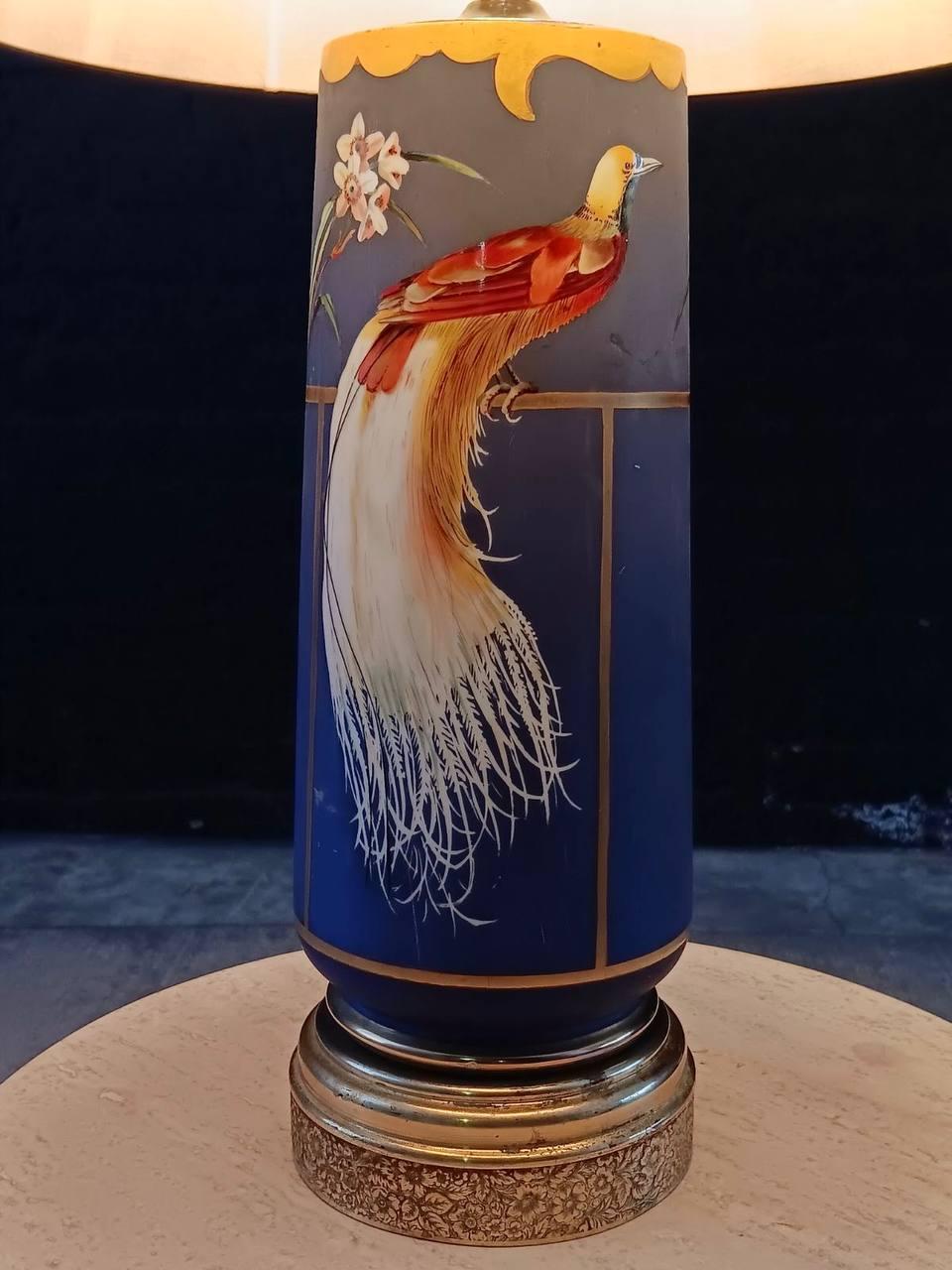 Français Lampe de bureau française vintage en porcelaine et laiton avec motif d'oiseau en vente