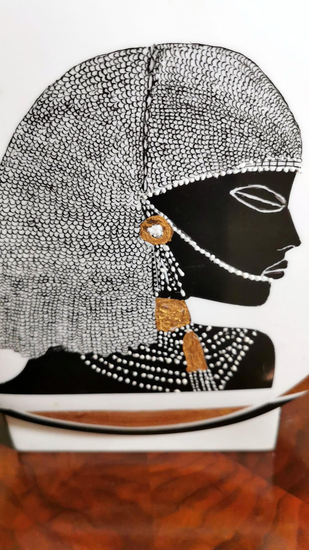 Peint à la main Vase rond vintage en porcelaine française avec des femmes africaines peintes et de l'or pur en vente