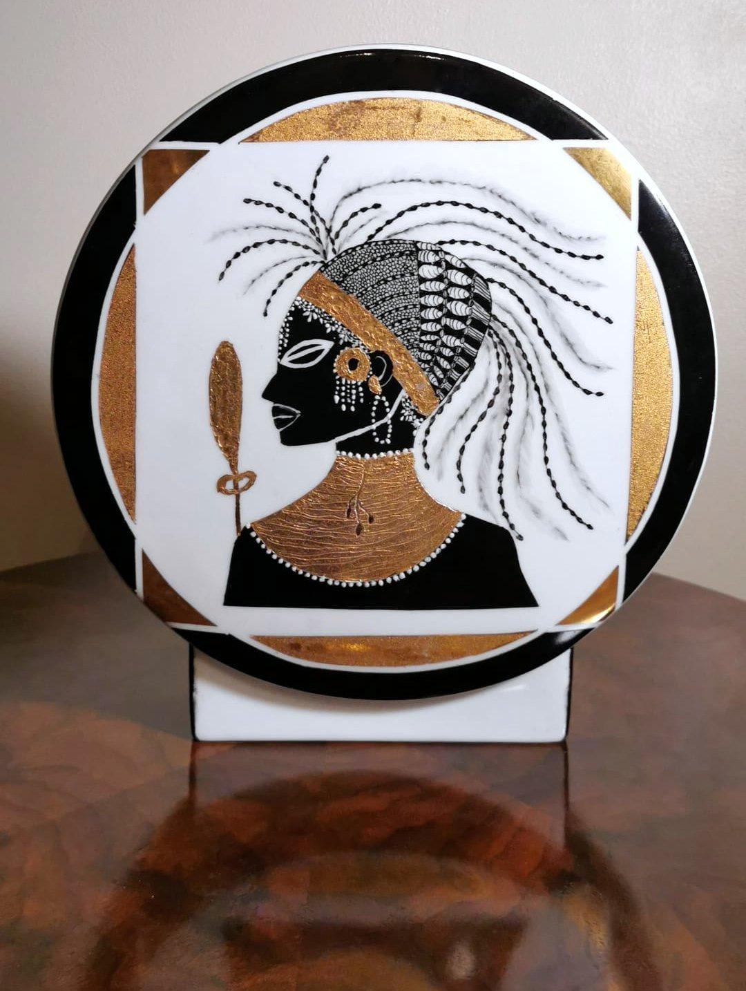 XXIe siècle et contemporain Vase rond vintage en porcelaine française avec des femmes africaines peintes et de l'or pur en vente