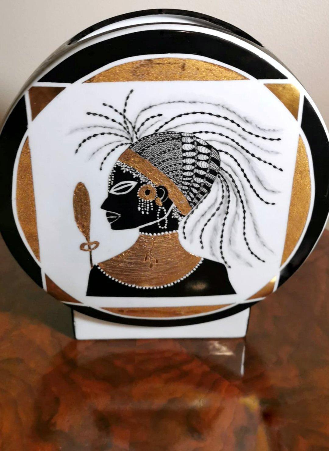 Porcelaine Vase rond vintage en porcelaine française avec des femmes africaines peintes et de l'or pur en vente