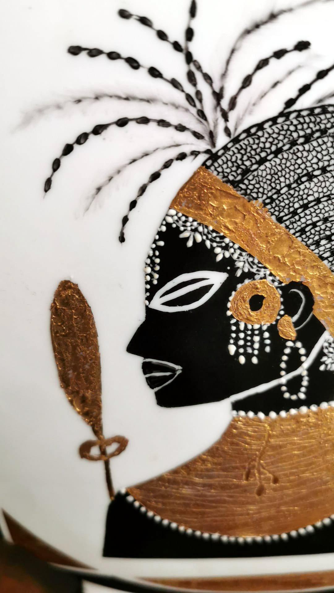 XXI secolo e contemporaneo Vaso rotondo in porcellana francese vintage con donne africane dipinte e oro puro in vendita