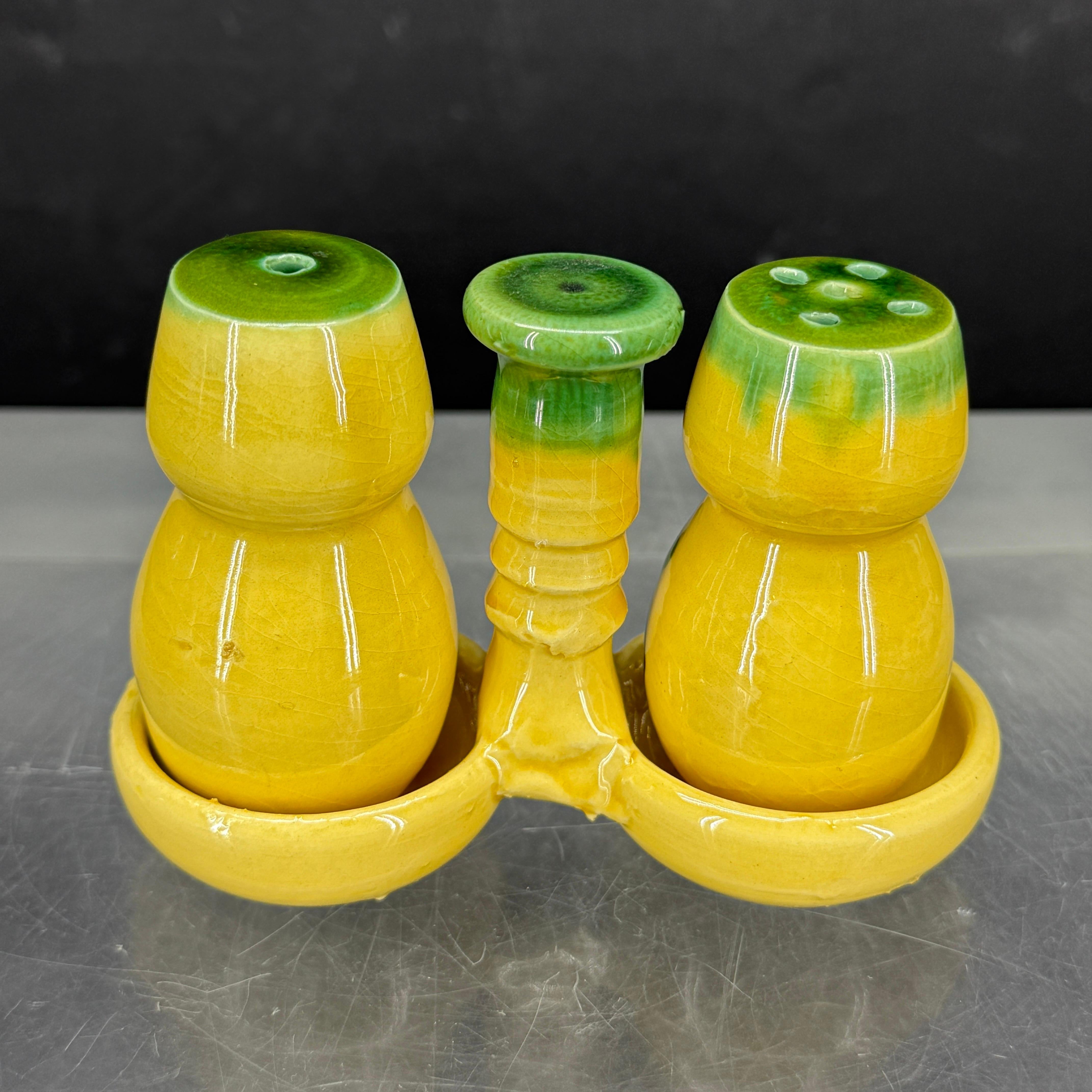 Set di sale e pepe in porcellana francese d'epoca Cellar Sel Poivre In condizioni buone in vendita a Haddonfield, NJ