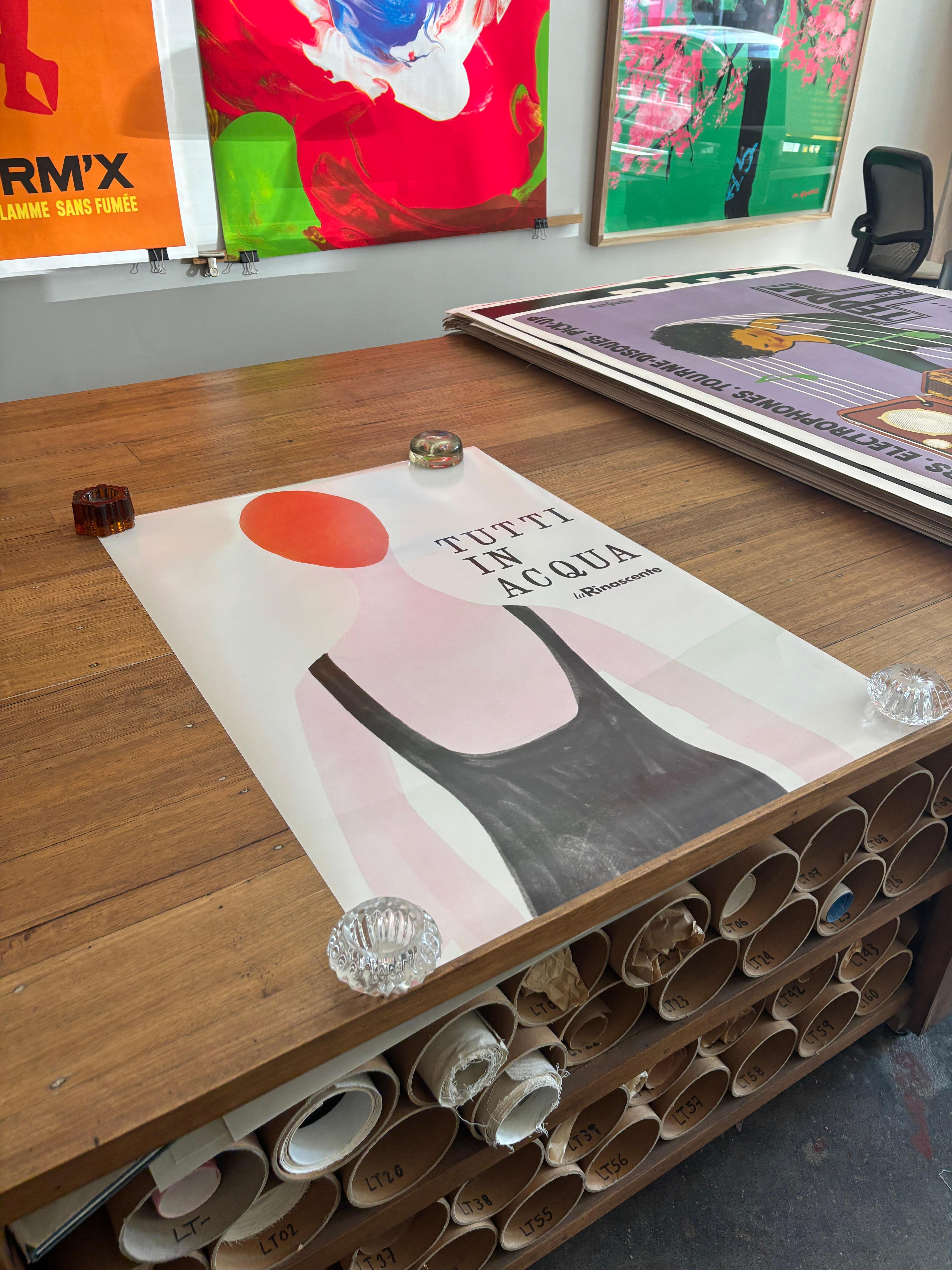 Nata nel 1928, Lora Lamm è una famosa graphic designer svizzera. Ha avuto una carriera nel campo della grafica per oltre 60 anni ed è conosciuta soprattutto per i suoi 10 anni di lavoro a Milano tra il 1953 e il 1963. Si tratta di un poster