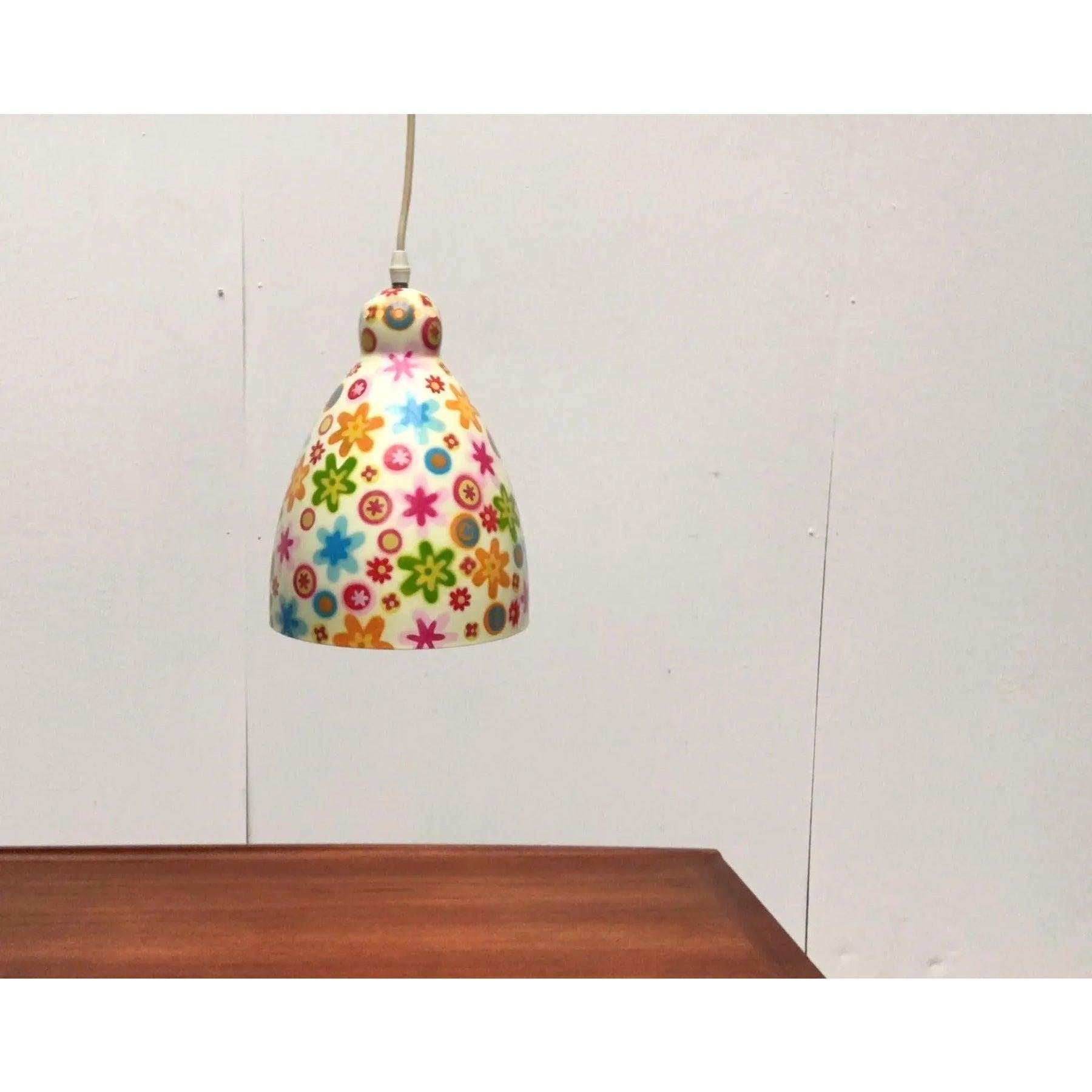 Lampada a sospensione postmoderna francese d'epoca di Pylones, Parigi, anni '90, in ottime condizioni. Progettato tra il 1990 e il 1999 Questo pezzo ha un marchio di attribuzione, Up & Up 250V (Europe/UK Standard). Il cablaggio di questo articolo