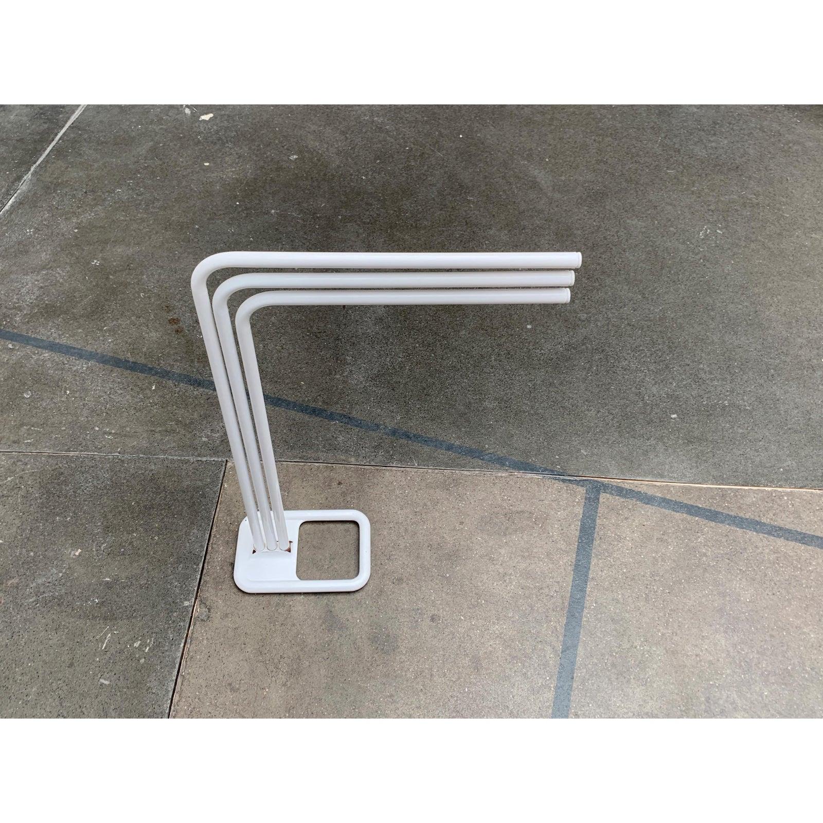 Porte-serviettes en filigrane de grande qualité. Un accroche-regard pour la salle de bains, la chambre à coucher ou la cuisine. Un design plutôt sobre en termes de forme. La base lourde offre un support sûr. Les bras peuvent être déployés