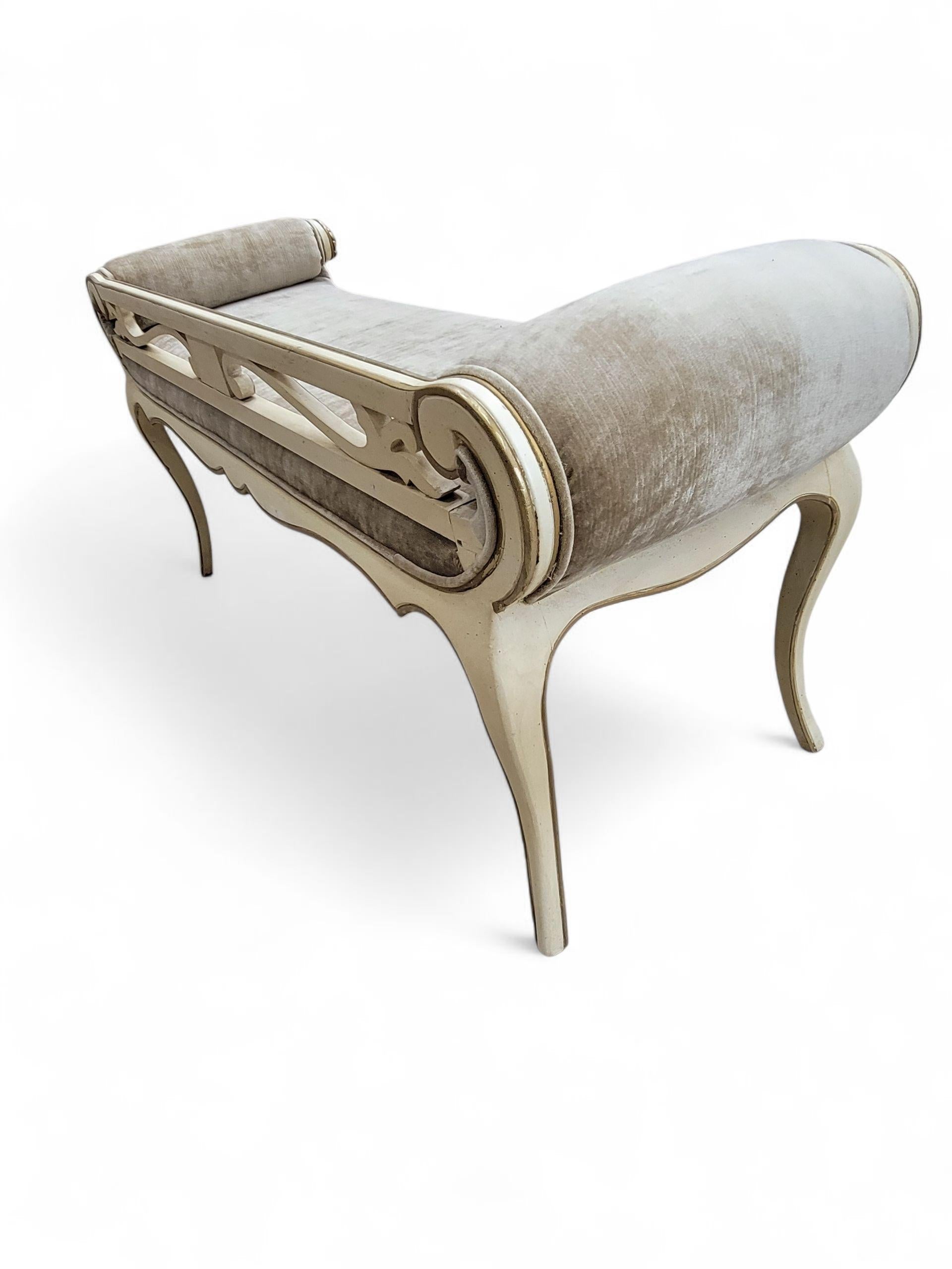 Antique French Provincial Bank in Weiß nach John Widdicomb (Französische Provence) im Angebot