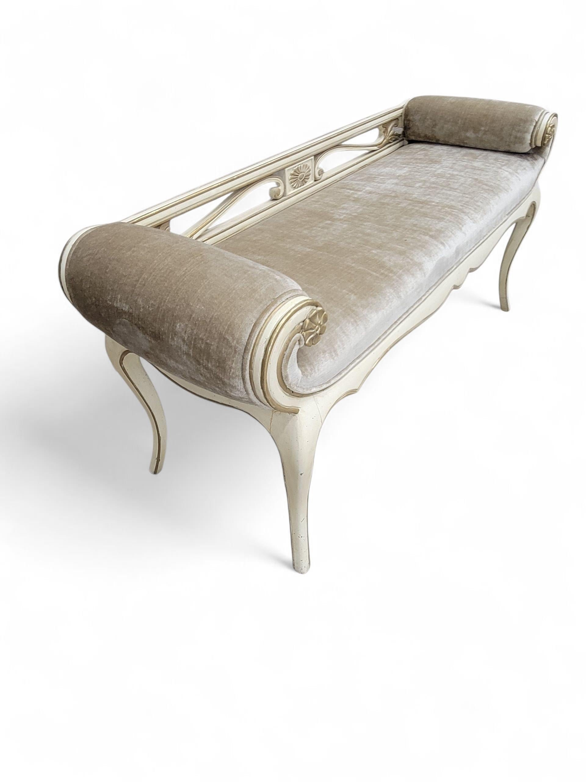 Antique French Provincial Bank in Weiß nach John Widdicomb (20. Jahrhundert) im Angebot