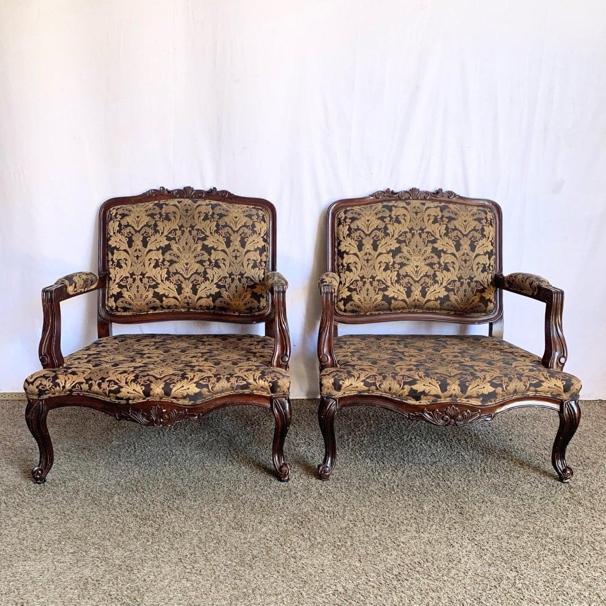 Les fauteuils vintage de style provincial français apportent une élégance romantique et un charme raffiné aux intérieurs grâce à leurs formes gracieuses et à leur attrait classique.
 

 Une certaine usure de la finition et des bords du bois, comme