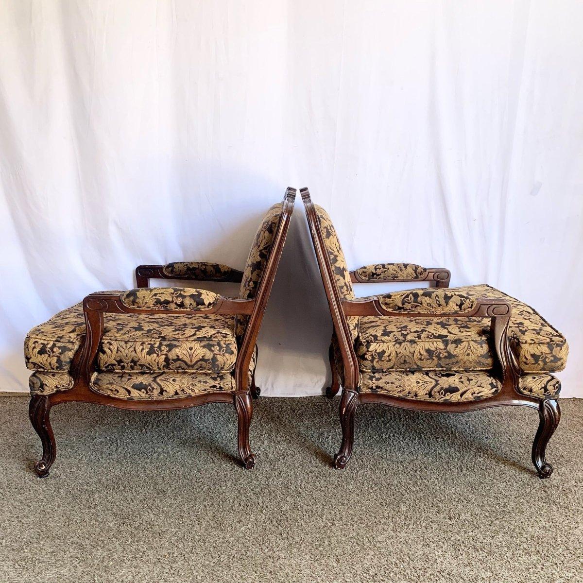 Chaises longues à accoudoirs vintage de style provincial français - une paire Bon état - En vente à Delray Beach, FL