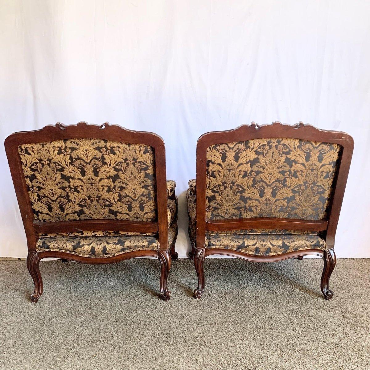 Tissu d'ameublement Chaises longues à accoudoirs vintage de style provincial français - une paire en vente