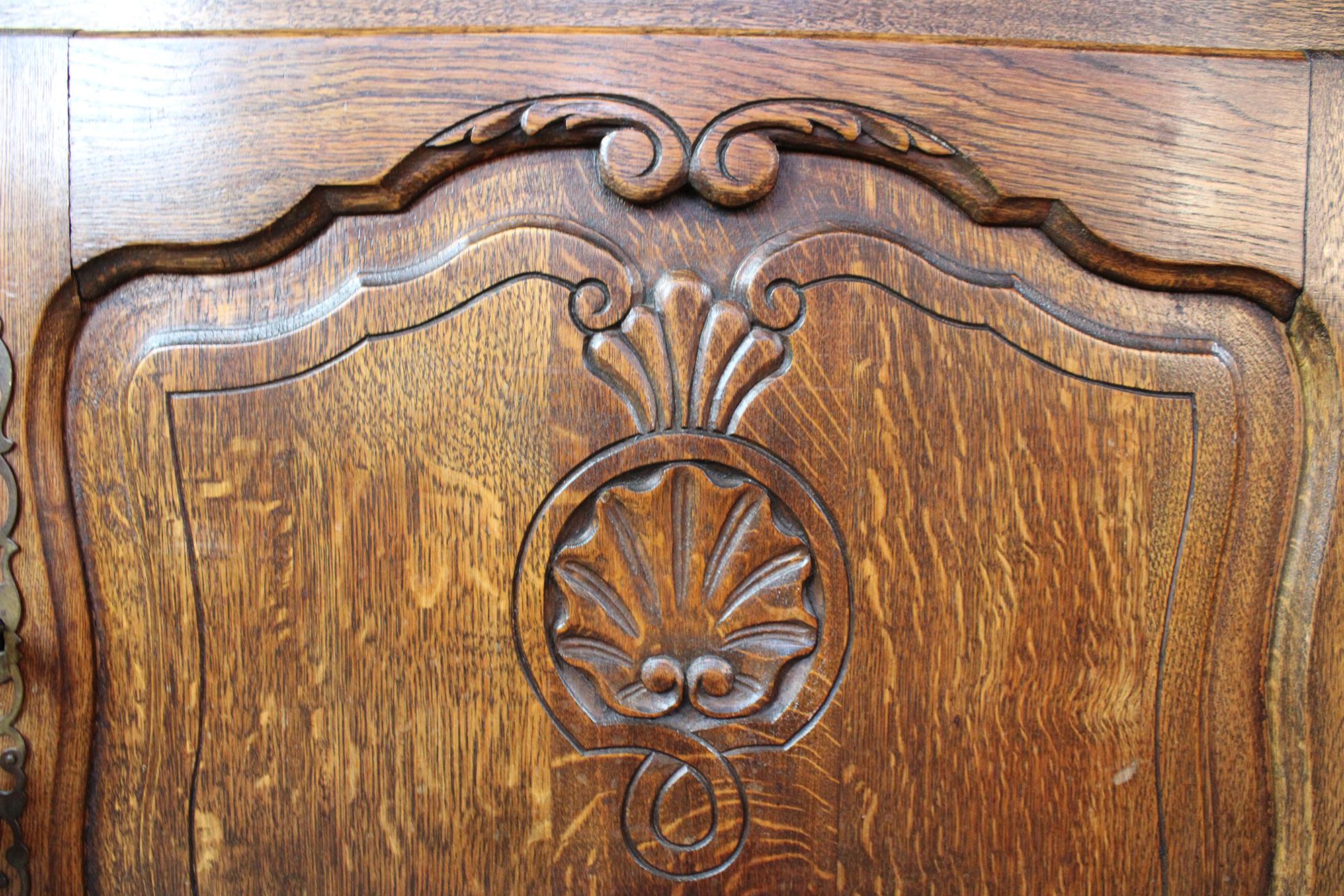 Vintage French Provincial Belgian Oak Buffet Sideboard Credenza Country Server In Good Condition In Dayton, OH
