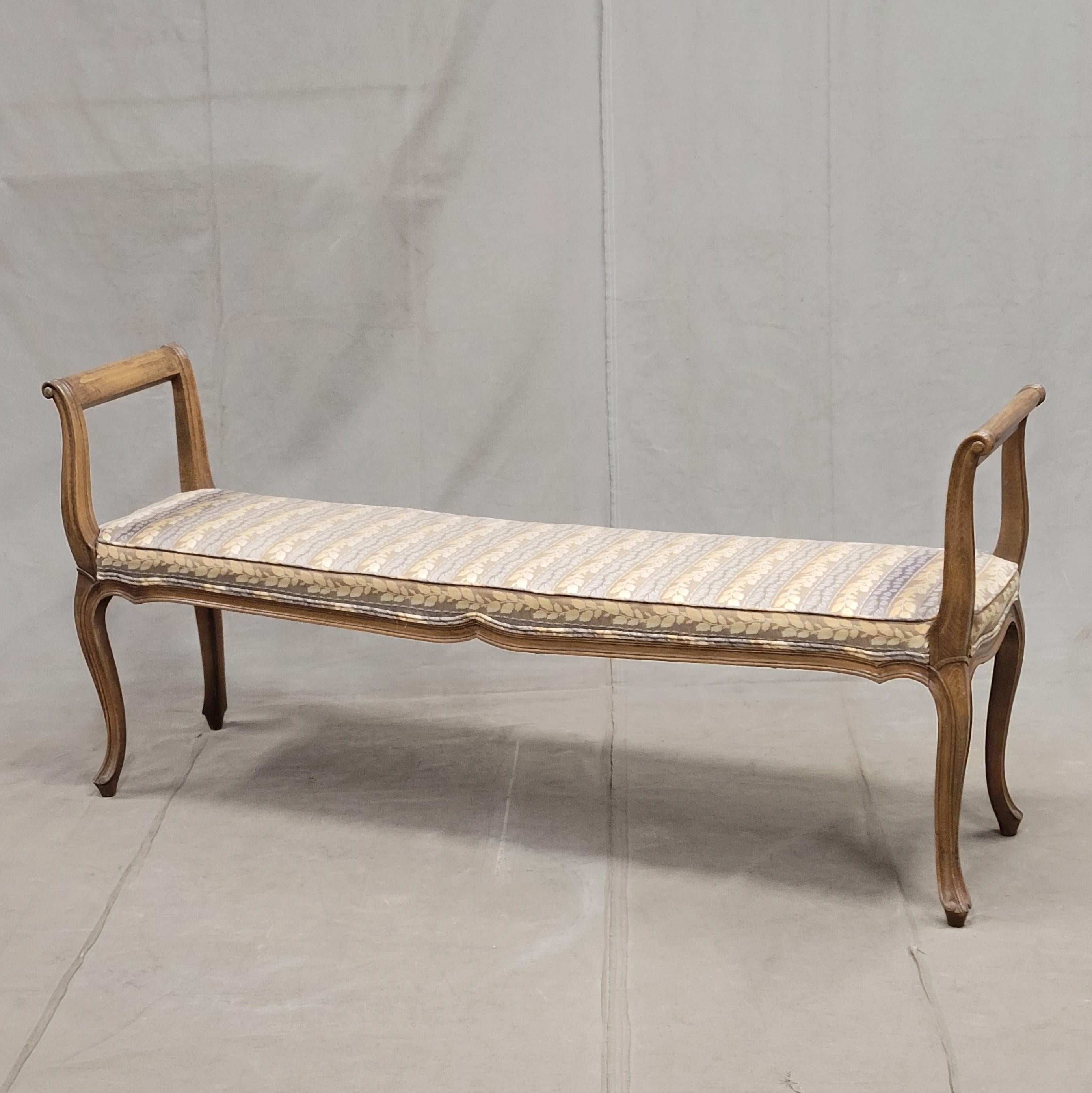 Banco vintage de estilo provincial francés con tapicería personalizada y cojines de almohada en venta 3