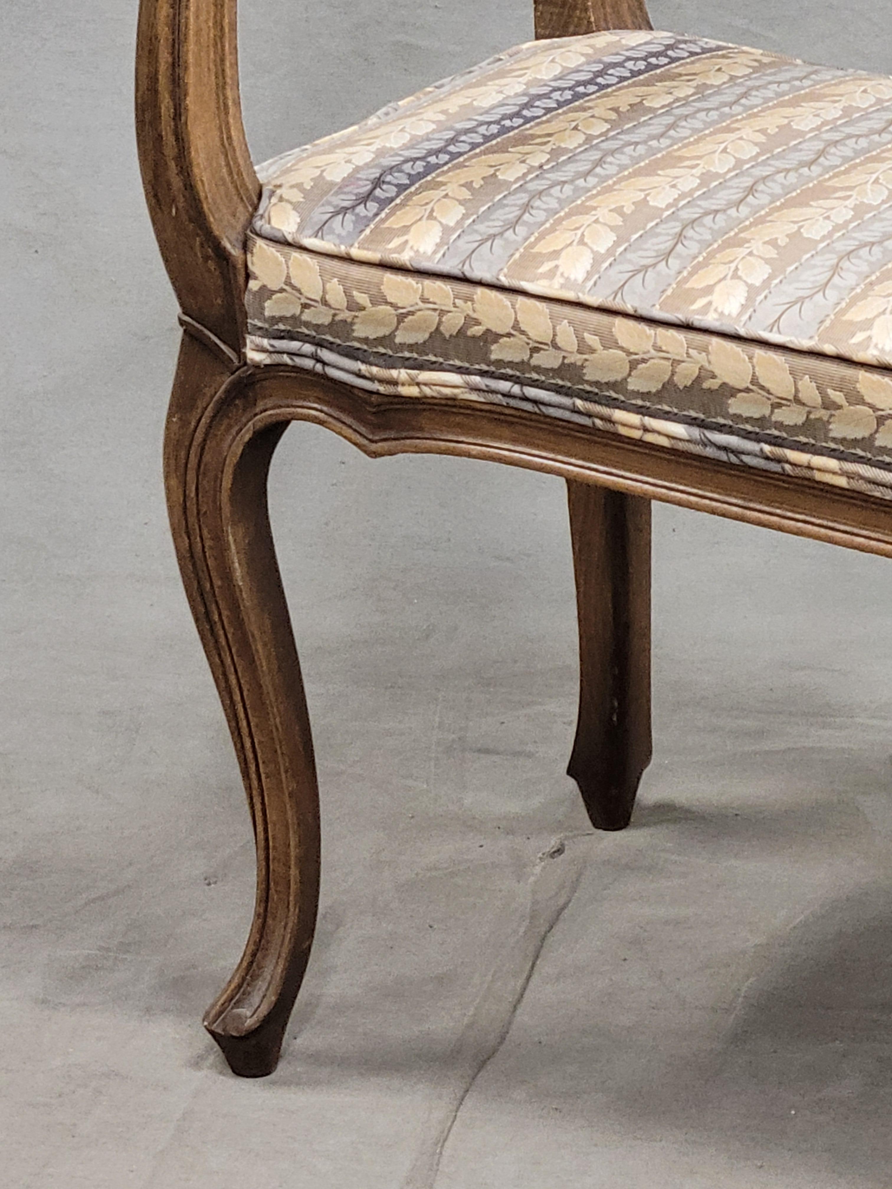 Banco vintage de estilo provincial francés con tapicería personalizada y cojines de almohada en venta 4