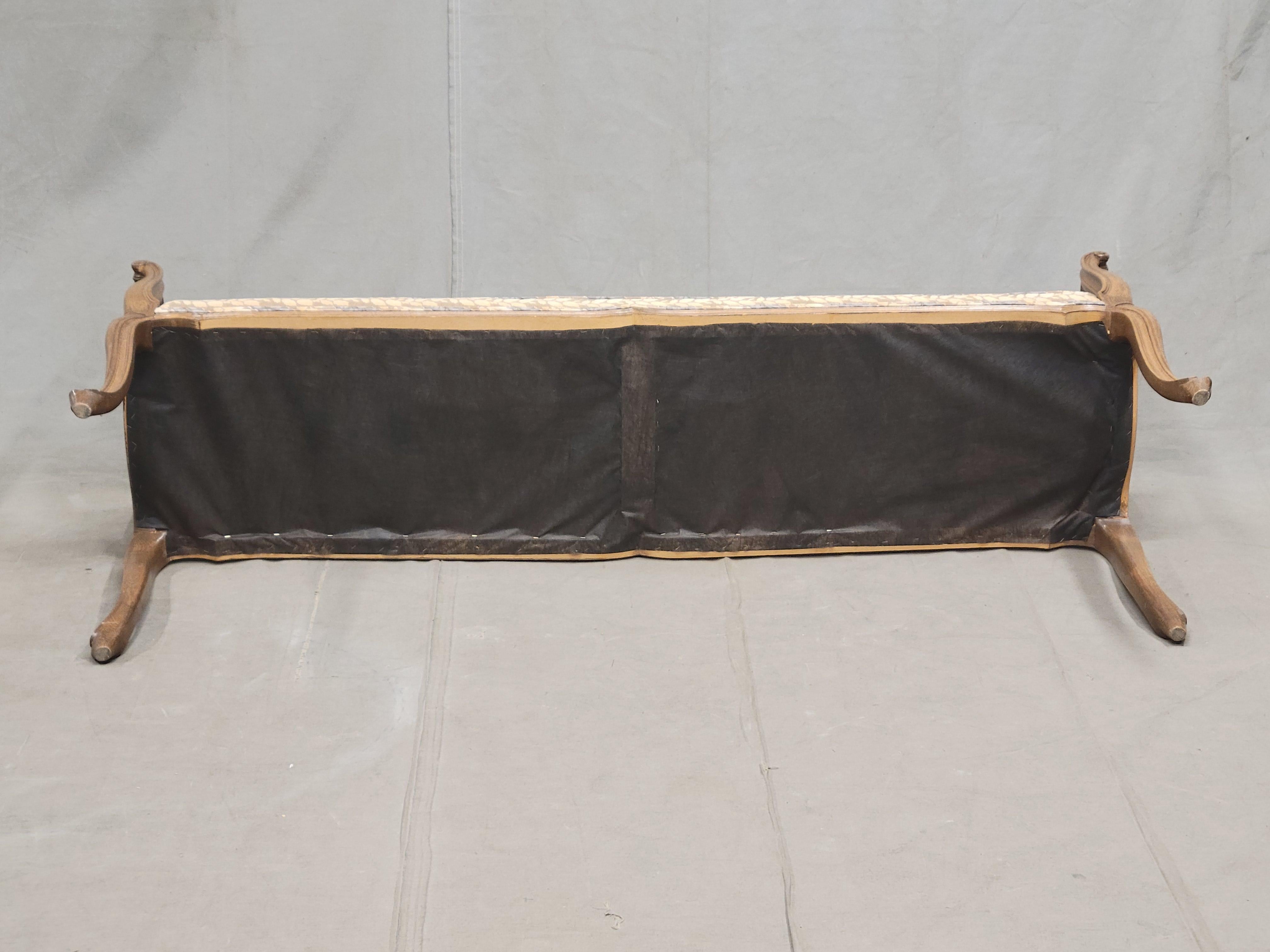 Banco vintage de estilo provincial francés con tapicería personalizada y cojines de almohada en venta 7