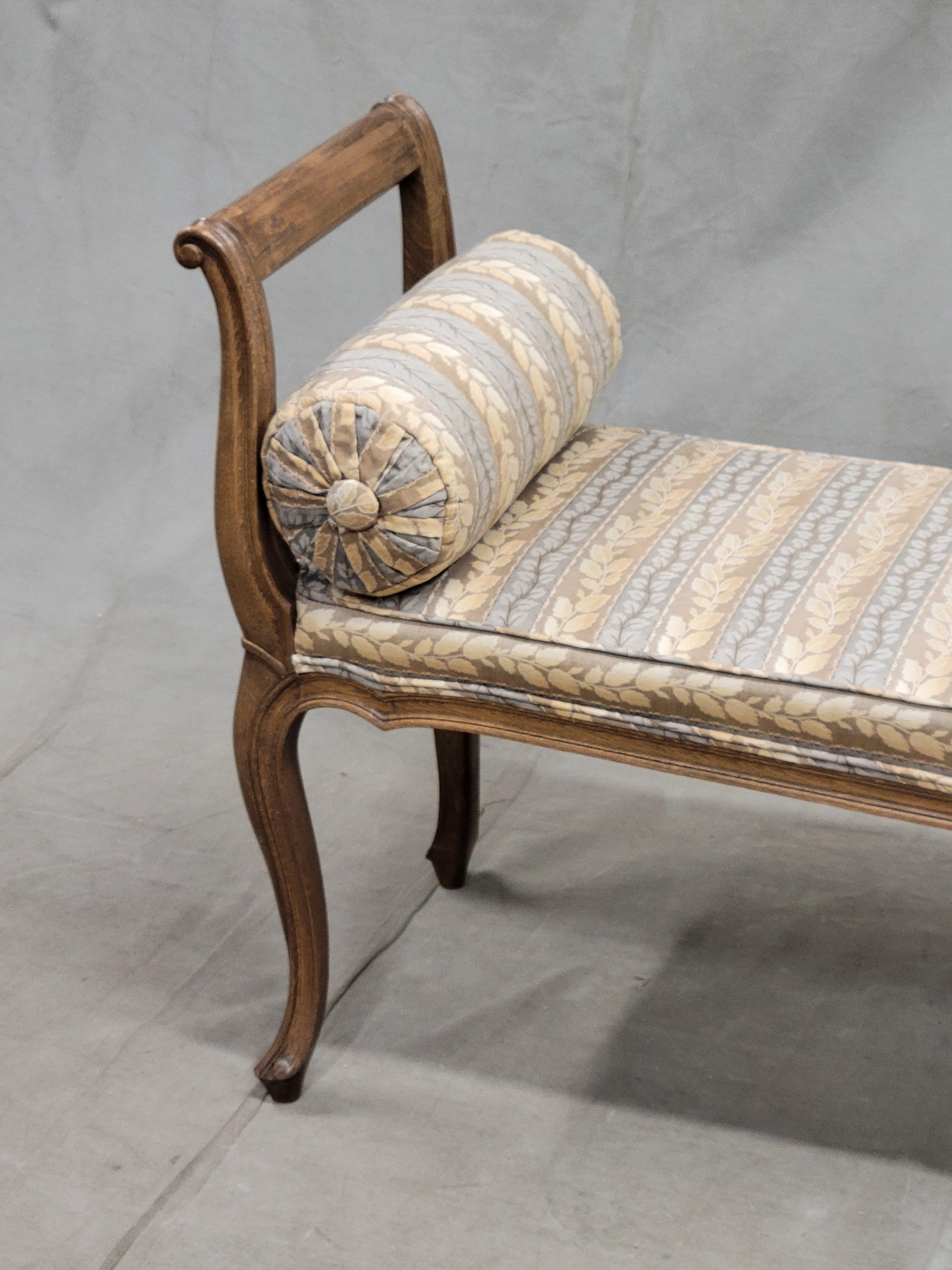 Banco vintage de estilo provincial francés con tapicería personalizada y cojines de almohada Provincial francés en venta