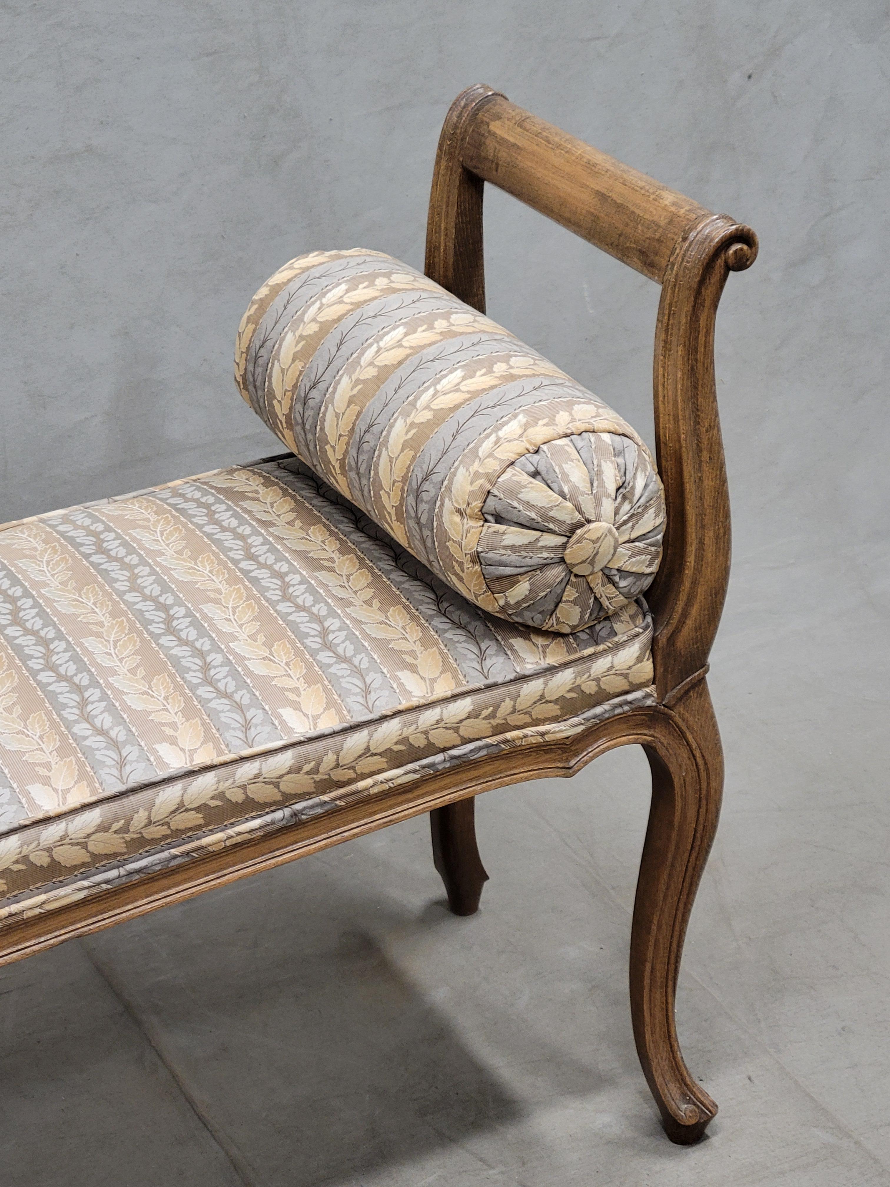 Banco vintage de estilo provincial francés con tapicería personalizada y cojines de almohada Estadounidense en venta