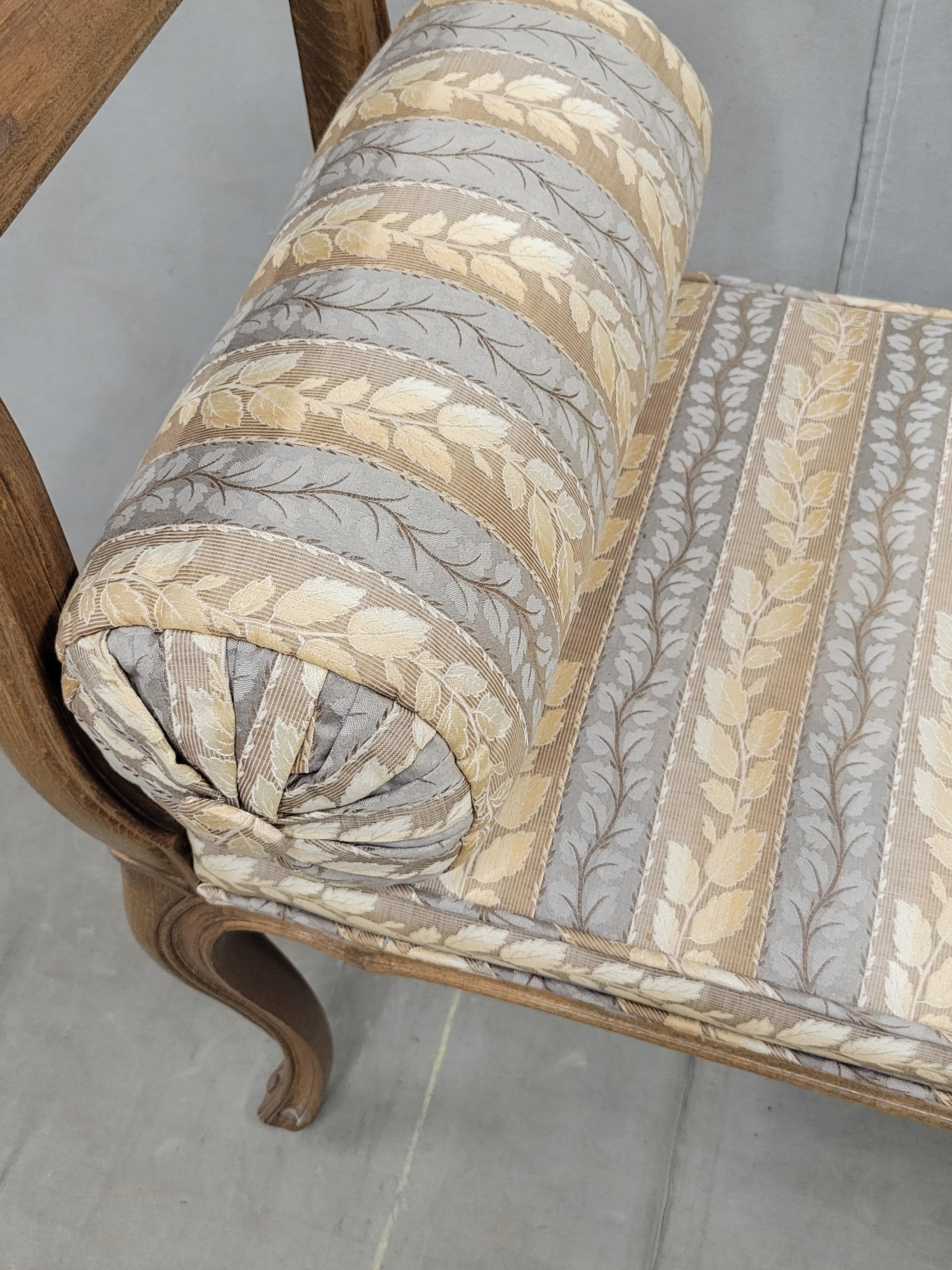 Banco vintage de estilo provincial francés con tapicería personalizada y cojines de almohada en Bueno estado para la venta en Centennial, CO