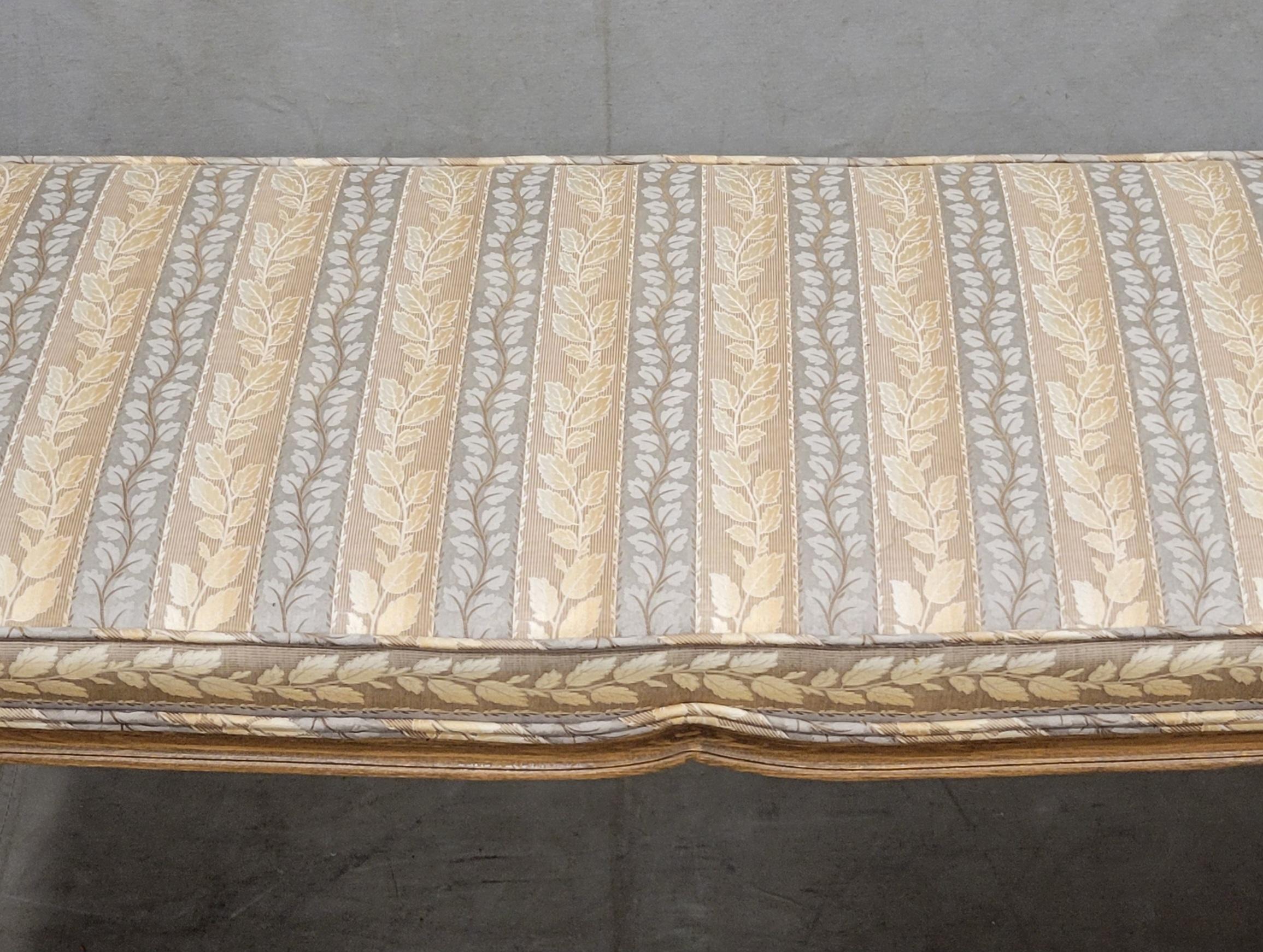 Banco vintage de estilo provincial francés con tapicería personalizada y cojines de almohada Tapicería en venta