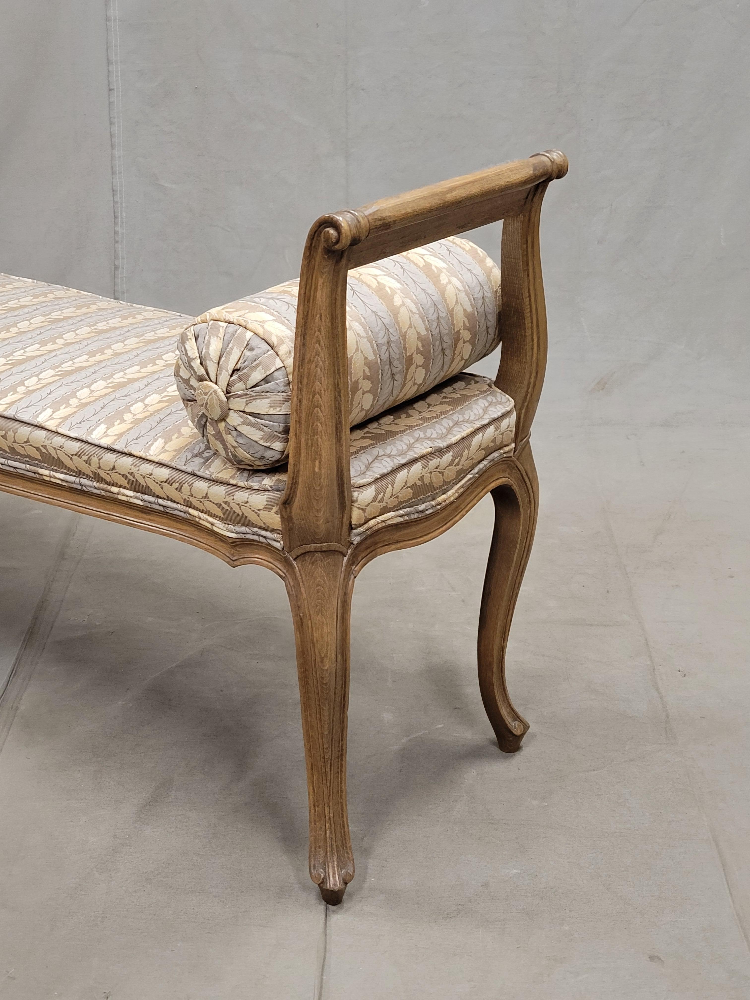 Banco vintage de estilo provincial francés con tapicería personalizada y cojines de almohada en venta 1