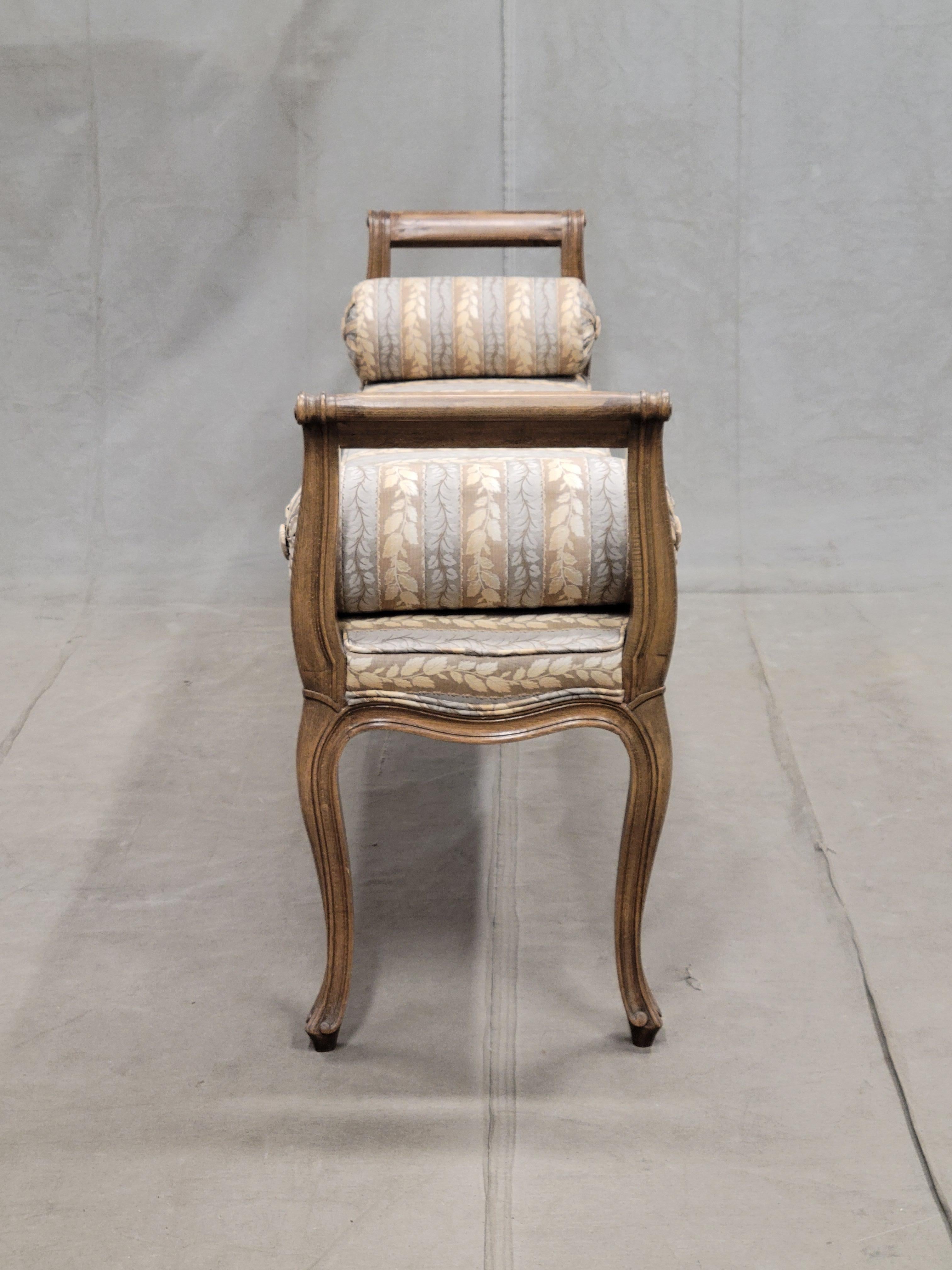 Banco vintage de estilo provincial francés con tapicería personalizada y cojines de almohada en venta 2
