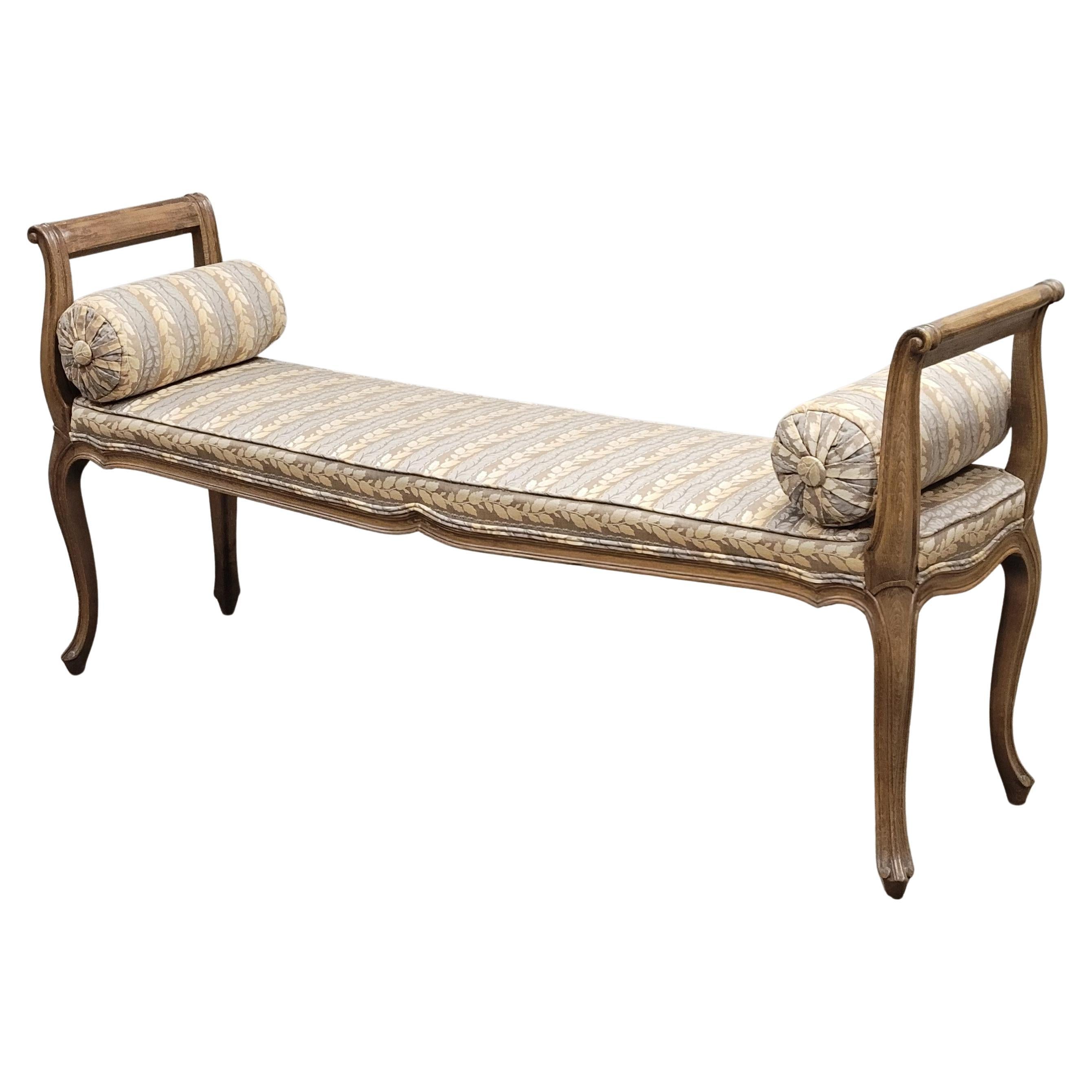 Banco vintage de estilo provincial francés con tapicería personalizada y cojines de almohada en venta
