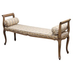 Banco vintage de estilo provincial francés con tapicería personalizada y cojines de almohada