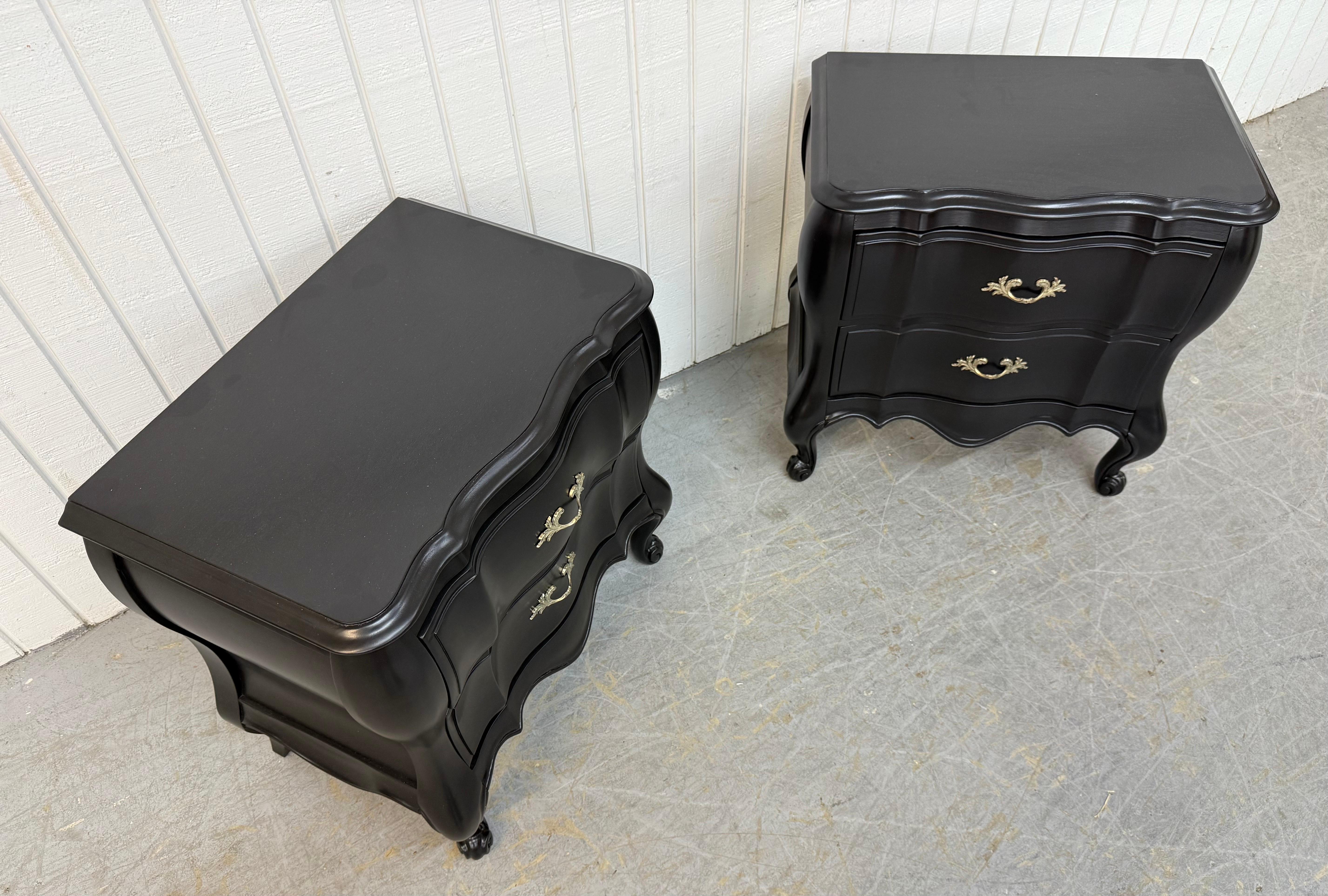 Vintage Französisch Provincial Schwarz lackiert Bombay Nachttische - Set von 2 (amerikanisch) im Angebot