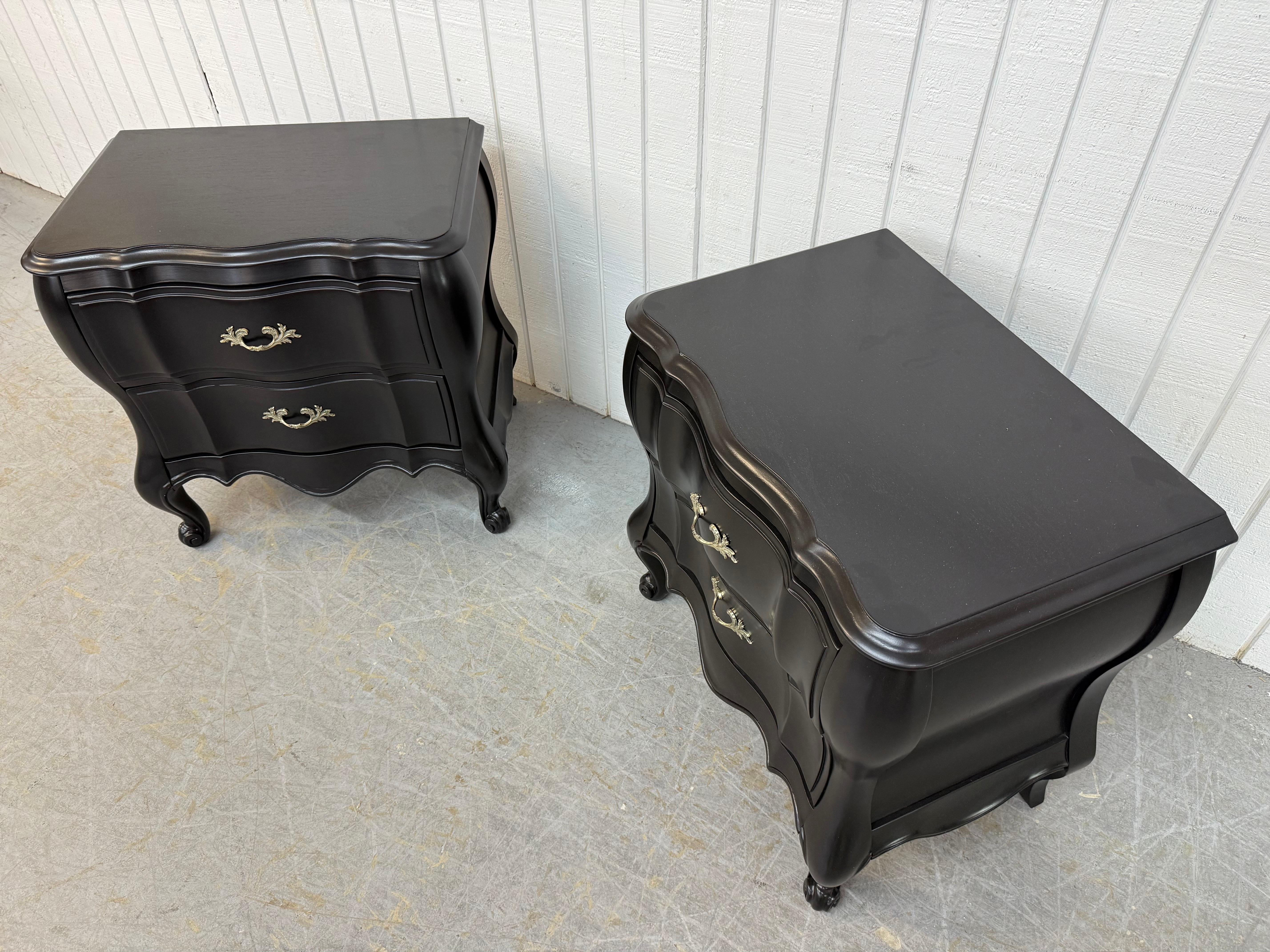 Vintage Französisch Provincial Schwarz lackiert Bombay Nachttische - Set von 2 im Zustand „Gut“ im Angebot in Clarksboro, NJ