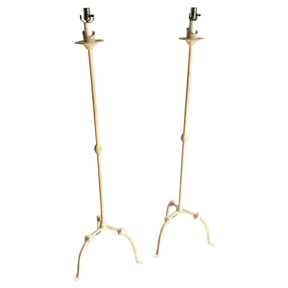 Lampadaire provincial français vintage avec base à trois pieds en vente