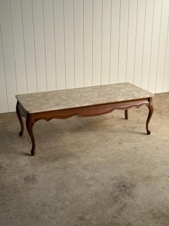 Table basse vintage de style provincial français en érable sculpté, avec plateau en marbre