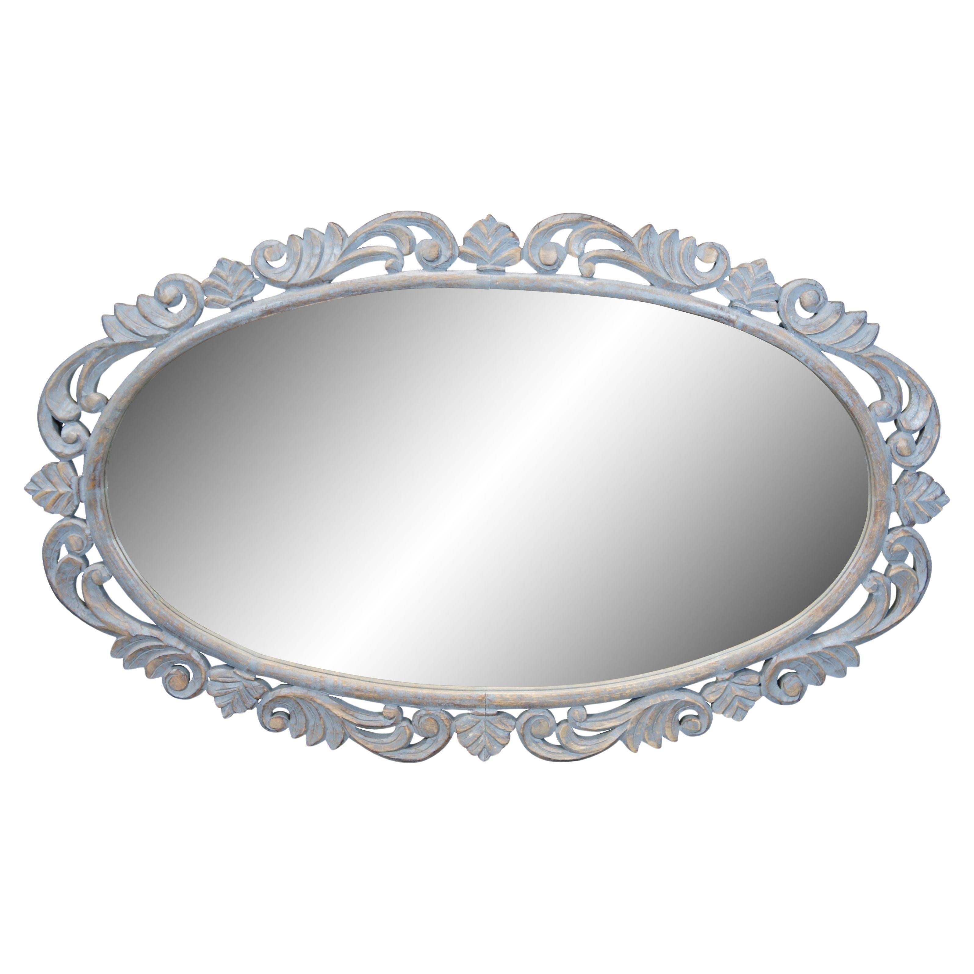 Miroir de courtoisie vintage de style provincial français, sculpté, réticulé, ovale, avec des feuilles d'Acanthus.
