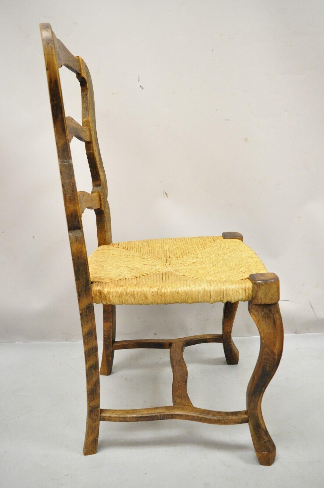 Provincial français Vieille chaise de salle à manger provinciale française en bois vieilli à dossier en échelle et assise en jonc en vente