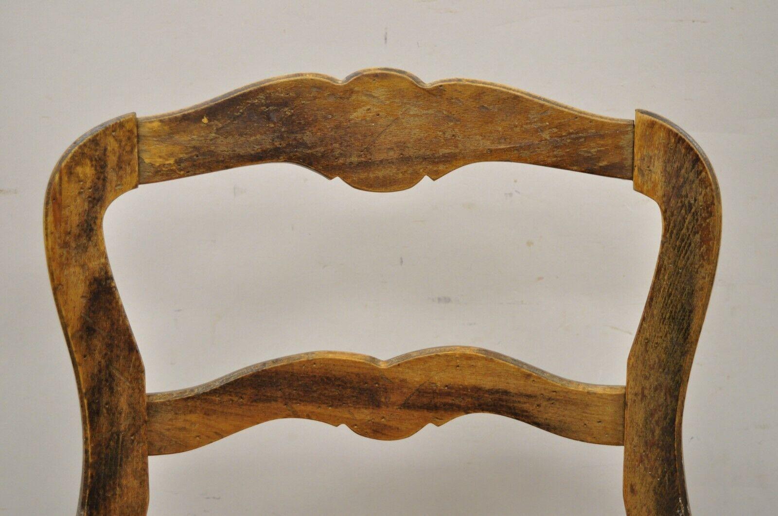 Esszimmerstuhl mit Leiterrückenlehne und Binsensitz aus französischem Vintage-Holz im Used-Stil (20. Jahrhundert) im Angebot